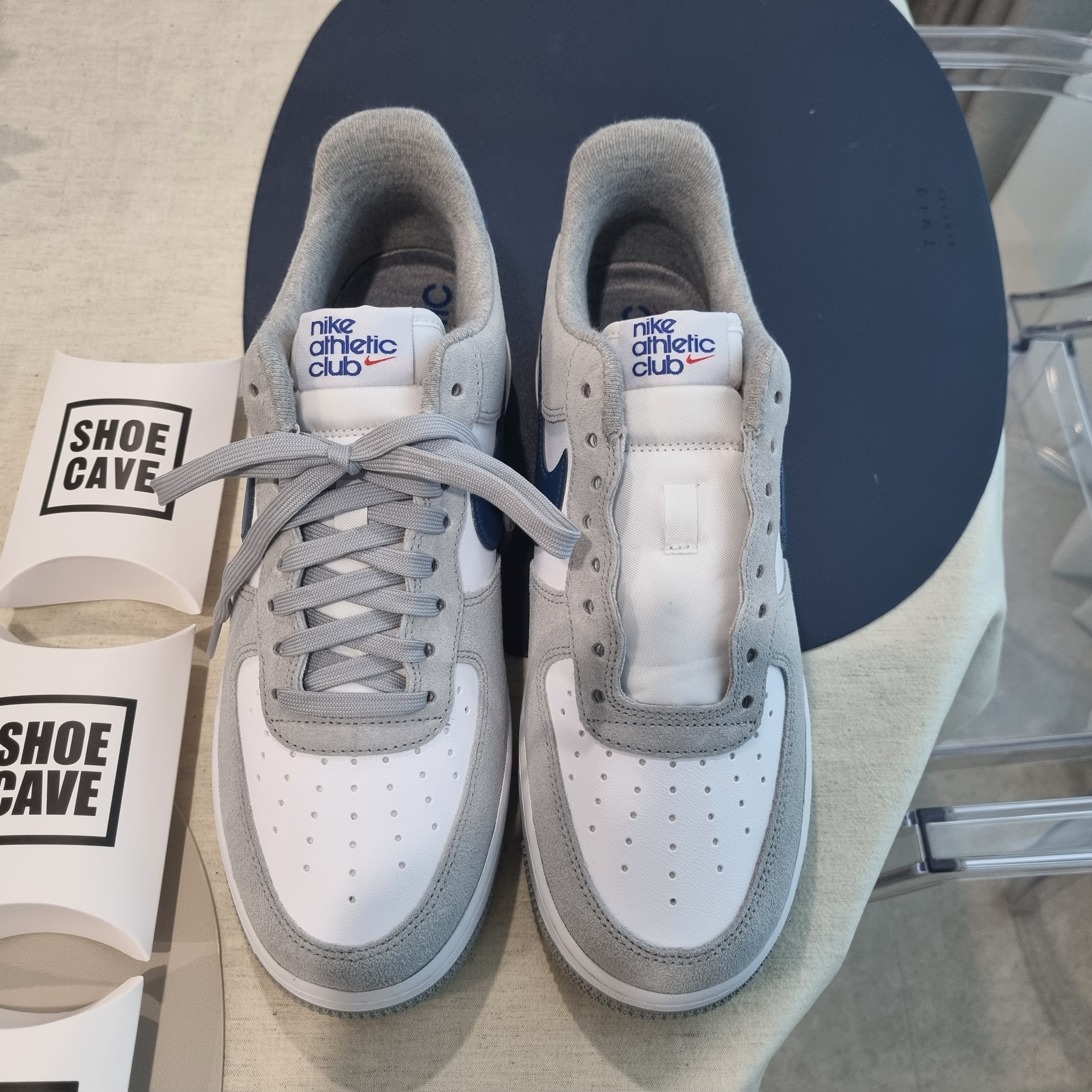 Nike Air Force 1 '07 LV8 Athletic Club Light Smoke Grey Marina 착용 스타일 - 1