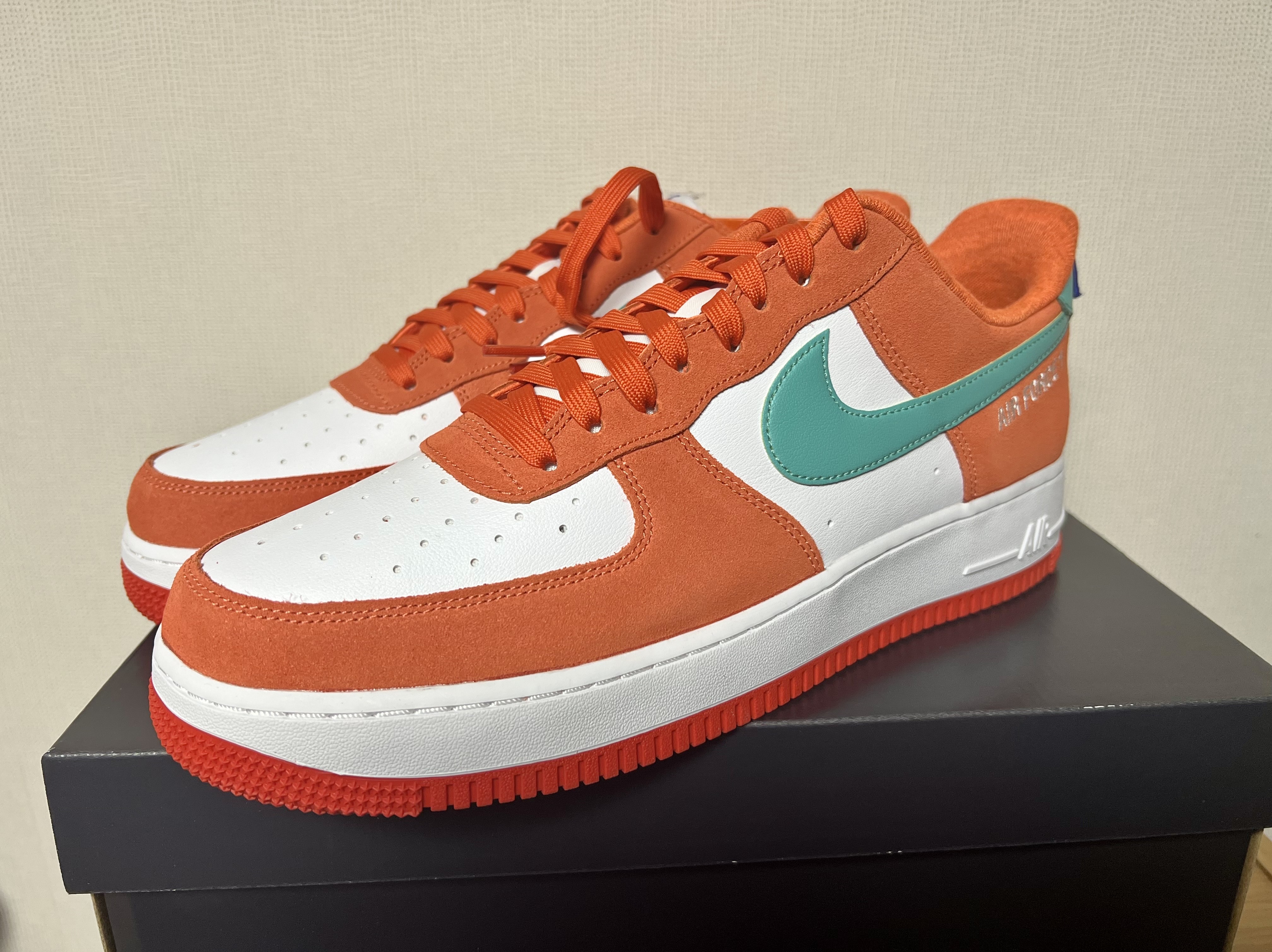 Nike Air Force 1 '07 LV8 Athletic Club Rush Orange Washed Teal 착용 스타일 - 3