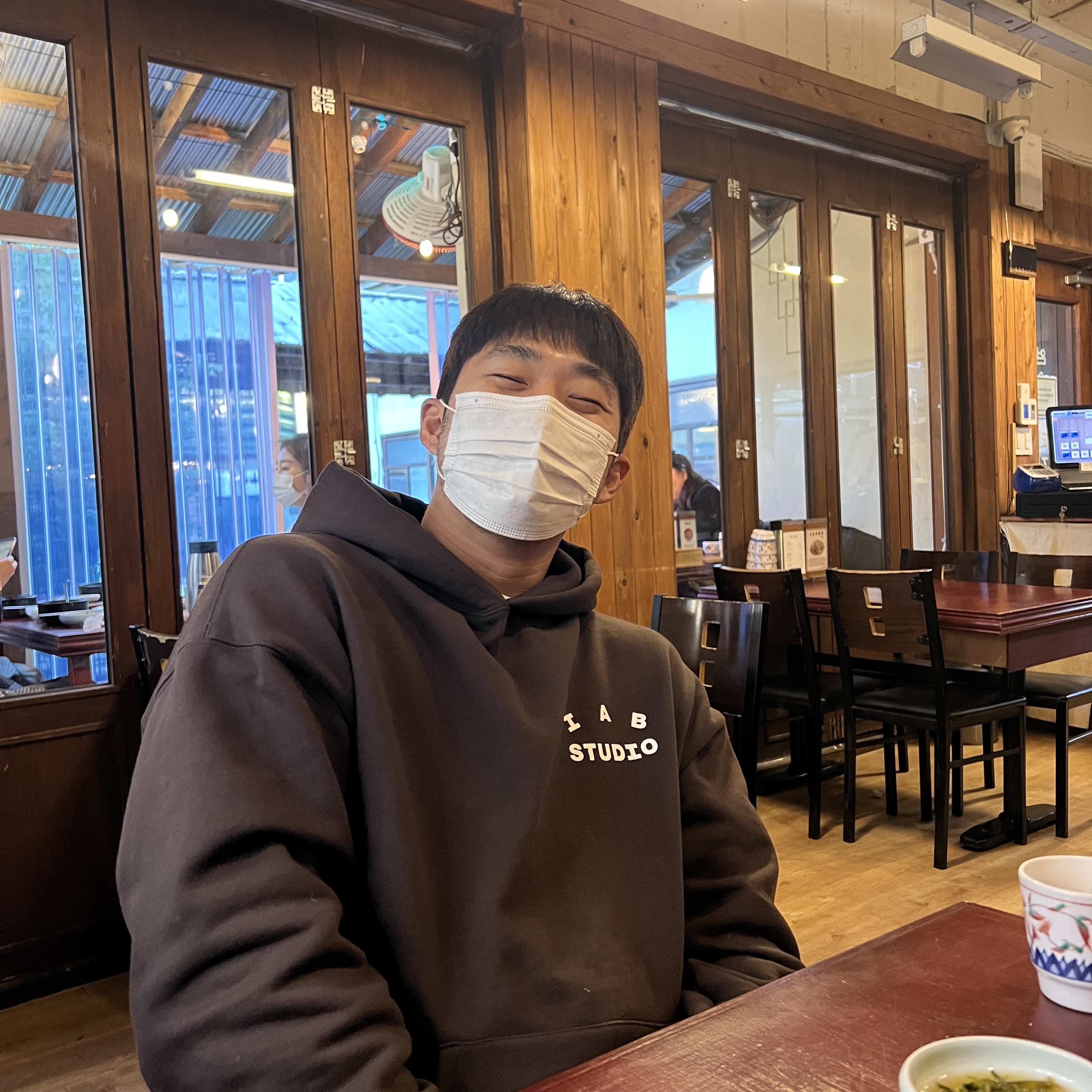 IAB Studio Hoodie Brown, IAB Studio Sweatpants Brown 착용 스타일 - 3