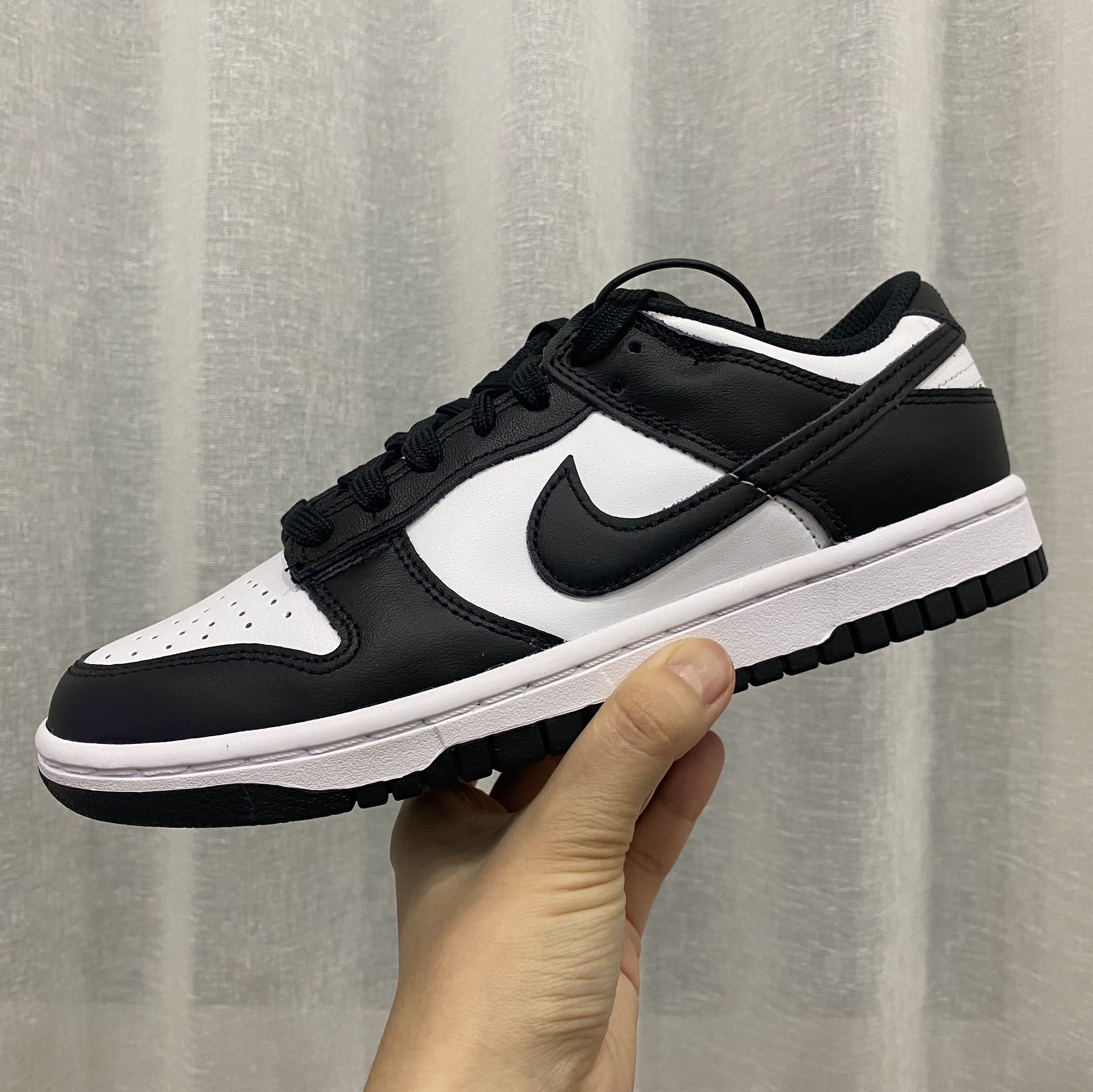 (W) Nike Dunk Low Black 착용 스타일 - 2
