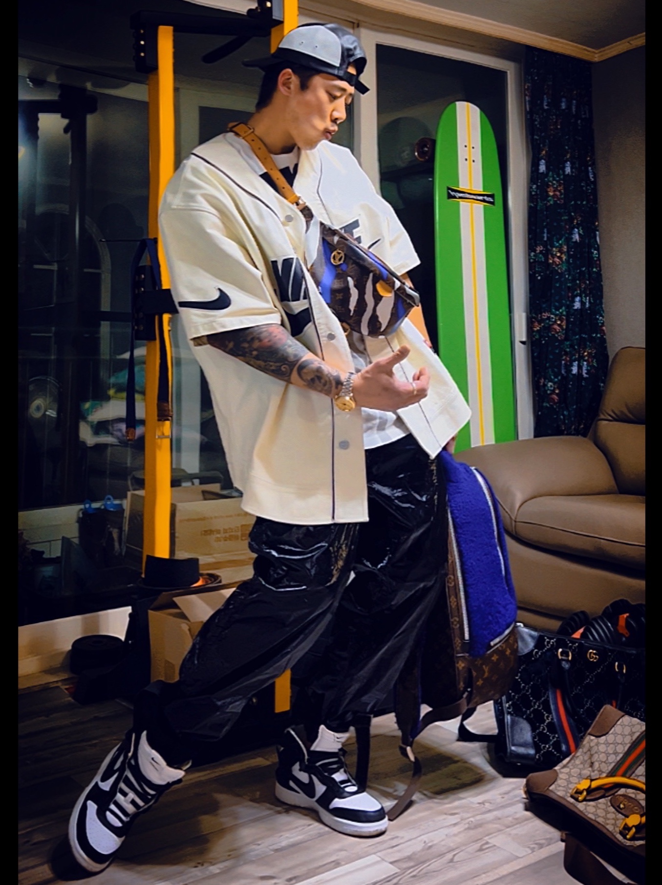 Supreme Bleed Logo S/S Top White - 20FW, Supreme x Nike Leather Baseball Jersey White - 19FW 착용 스타일 - 5