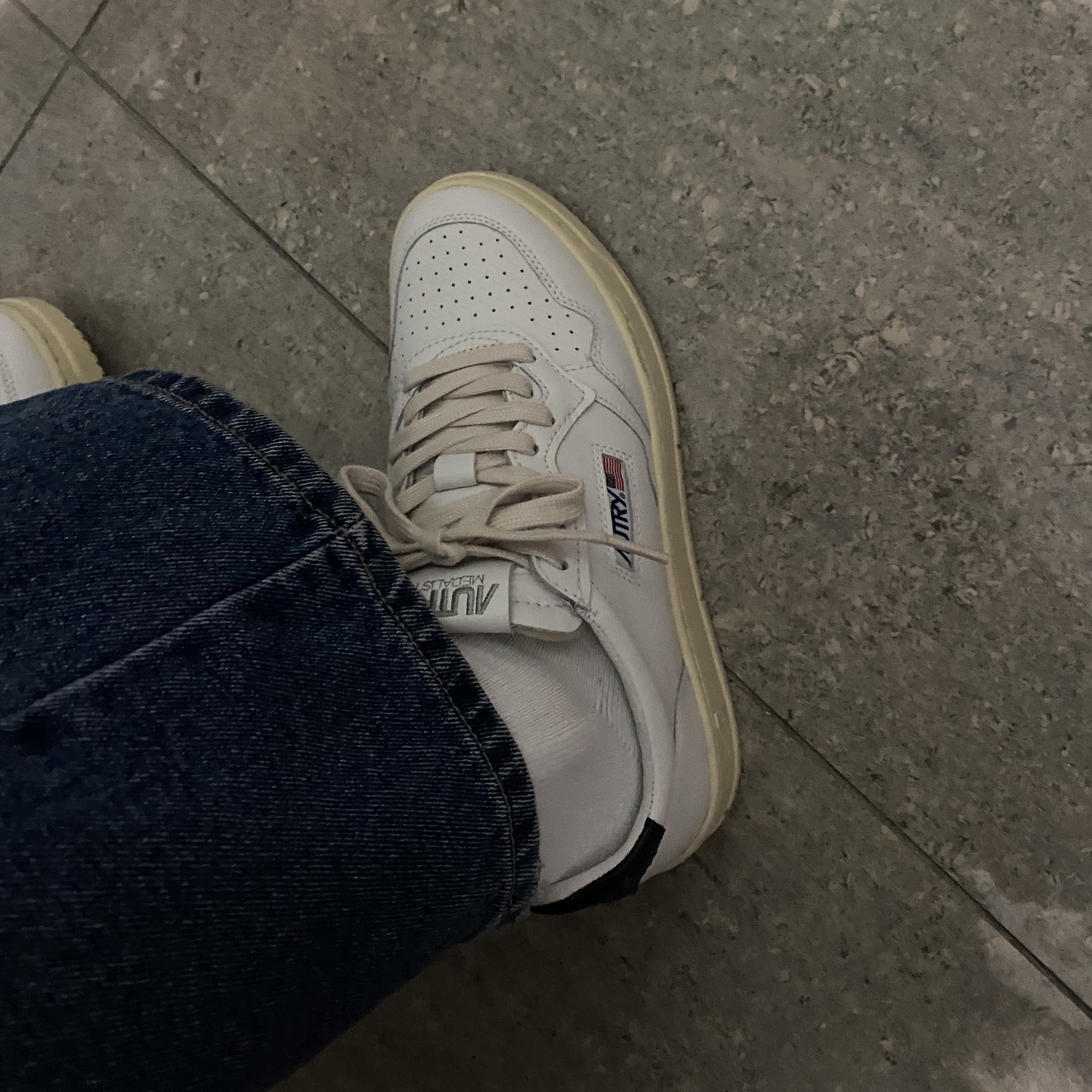 Autry Medalist Low Leather Sneakers White Blue 착용 스타일