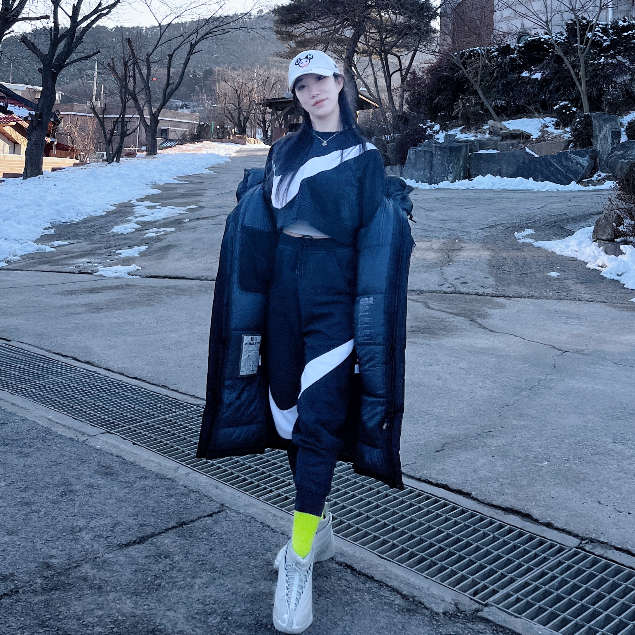(W) Jordan 15 x Billie Eilish Retro SP Beige, New Era x Murakami Takashi Ohana Unstructured Cap Beige 착용 스타일
