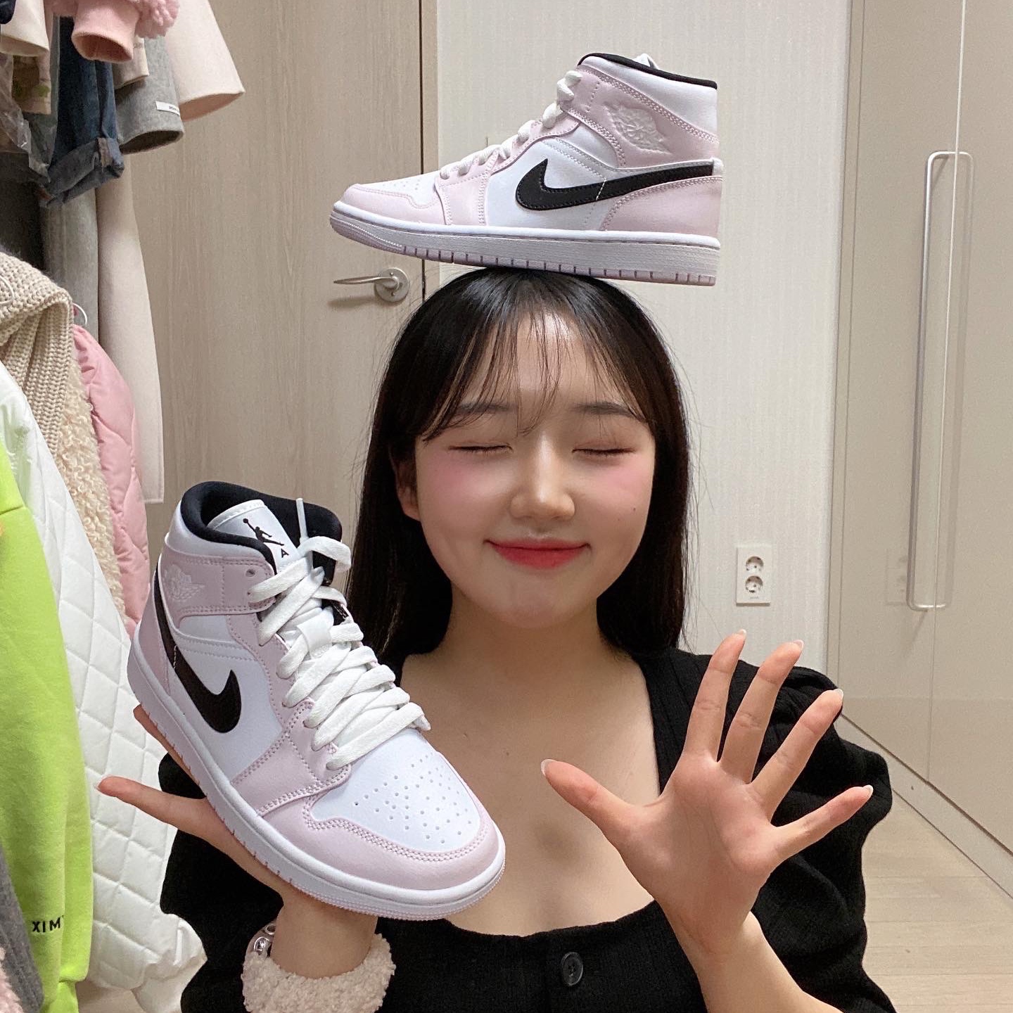 (W) Jordan 1 Mid Barely Rose 착용 스타일 - 3