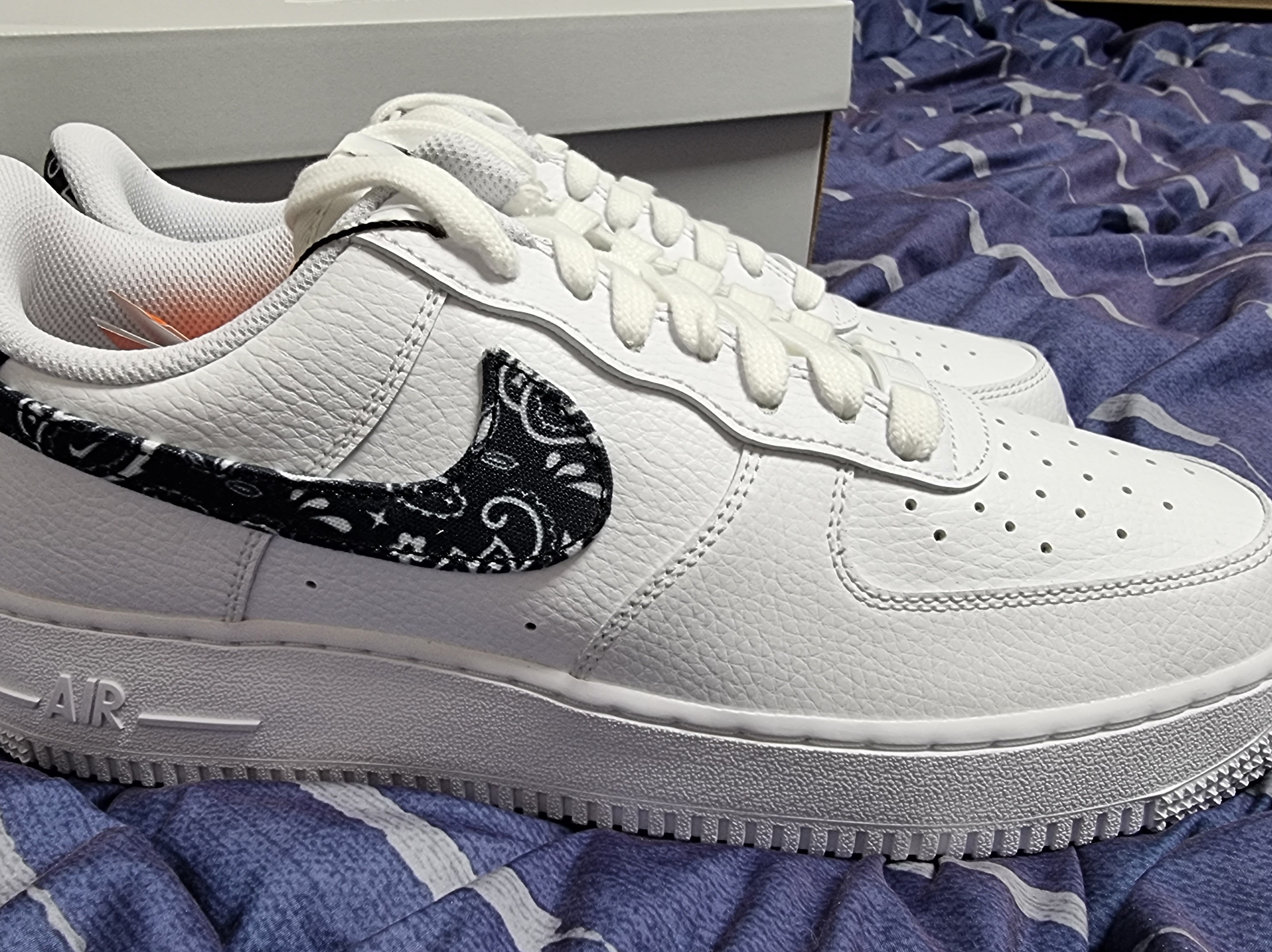 (W) Nike Air Force 1 '07 Essential Paisley Swoosh White Black 착용 스타일
