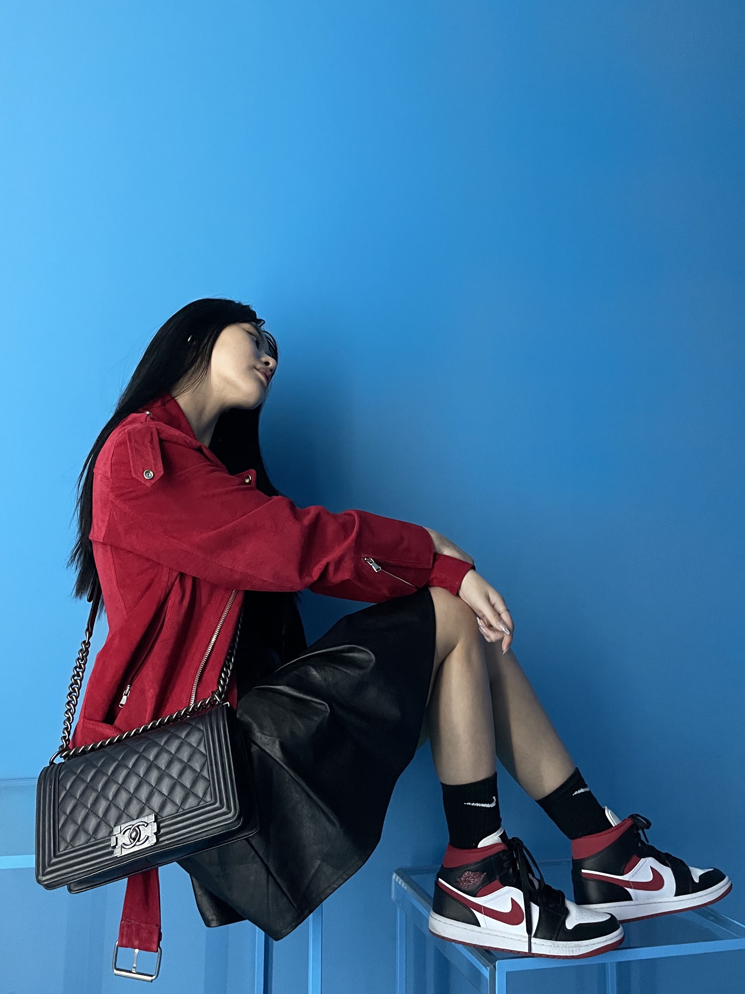 Chanel Medium Boy Chanel Handbag Calfskin & Silver Black, Jordan 1 Mid Gym Red Black White 착용 스타일 - 2