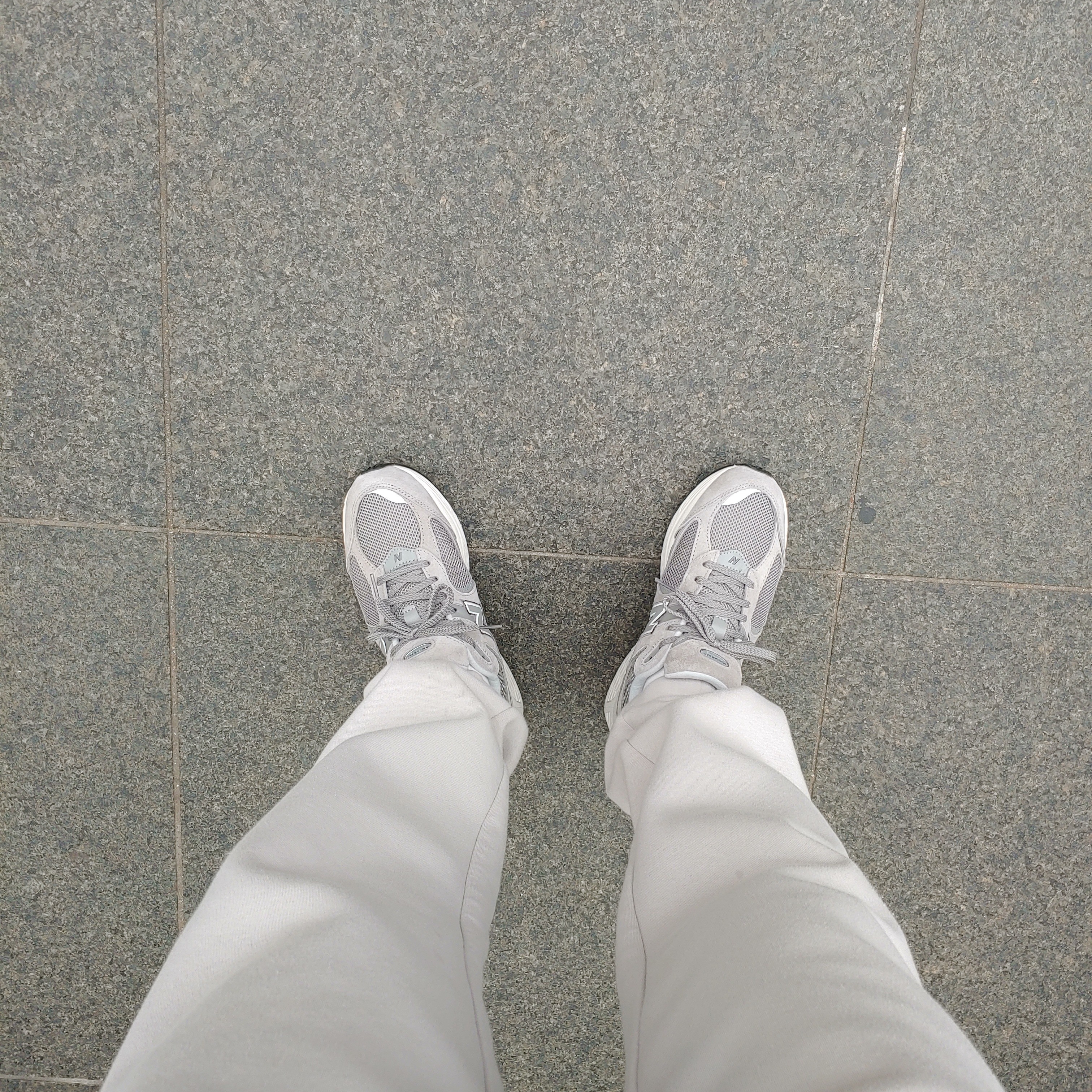 New Balance 2002R Grey 착용 스타일 - 2