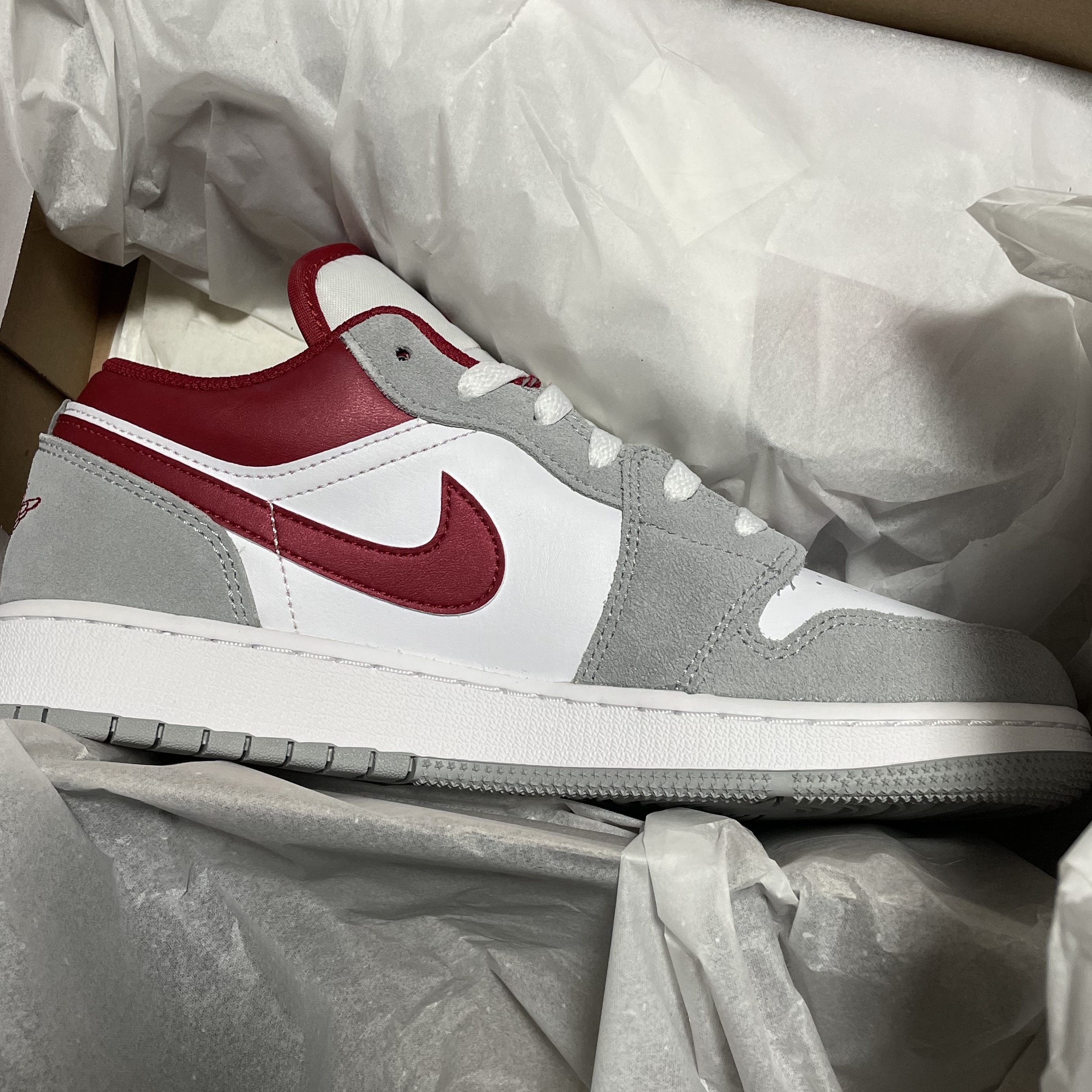 (GS) Jordan 1 Low SE Light Smoke Grey Gym Red 착용 스타일 - 2