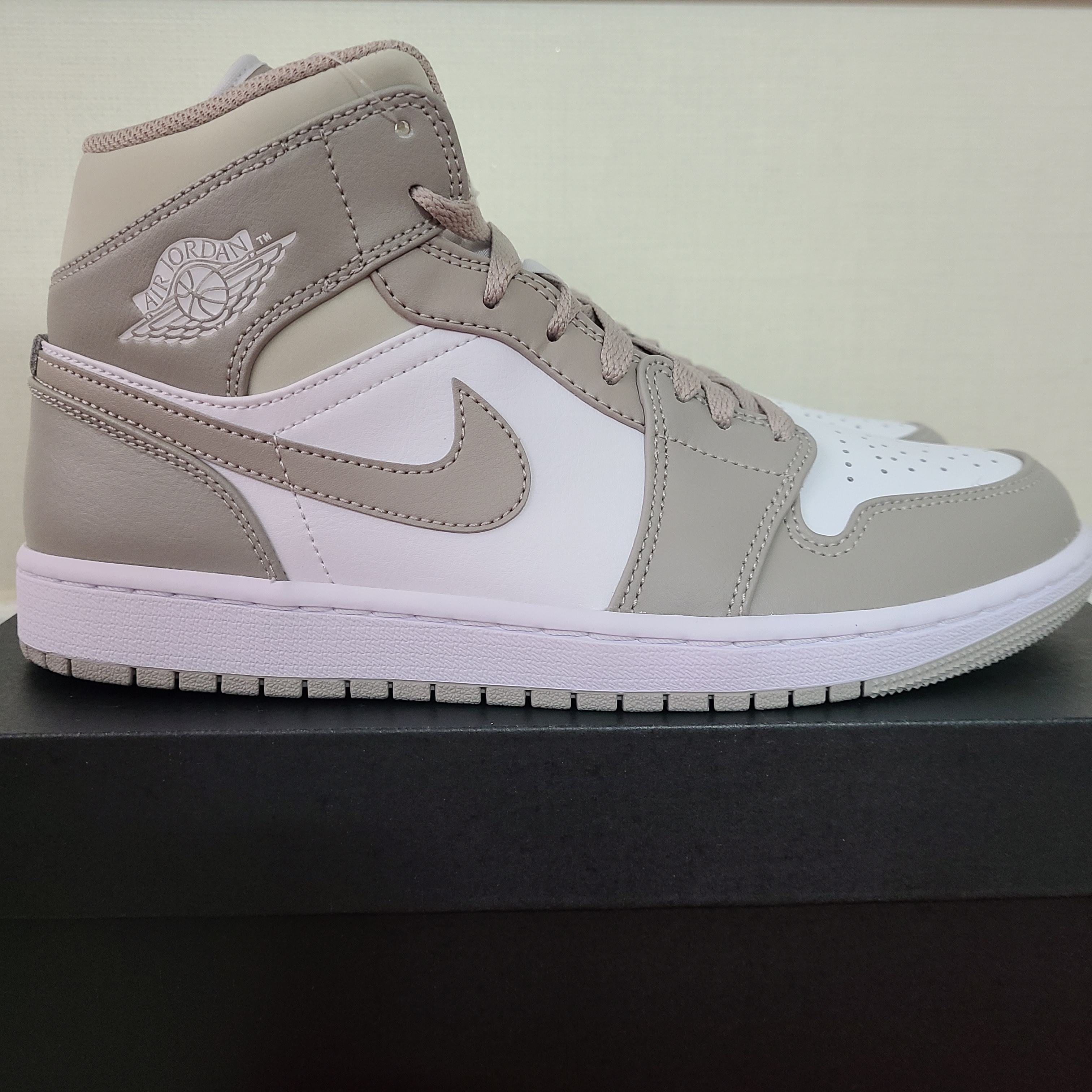 Jordan 1 Mid College Grey 착용 스타일 - 2
