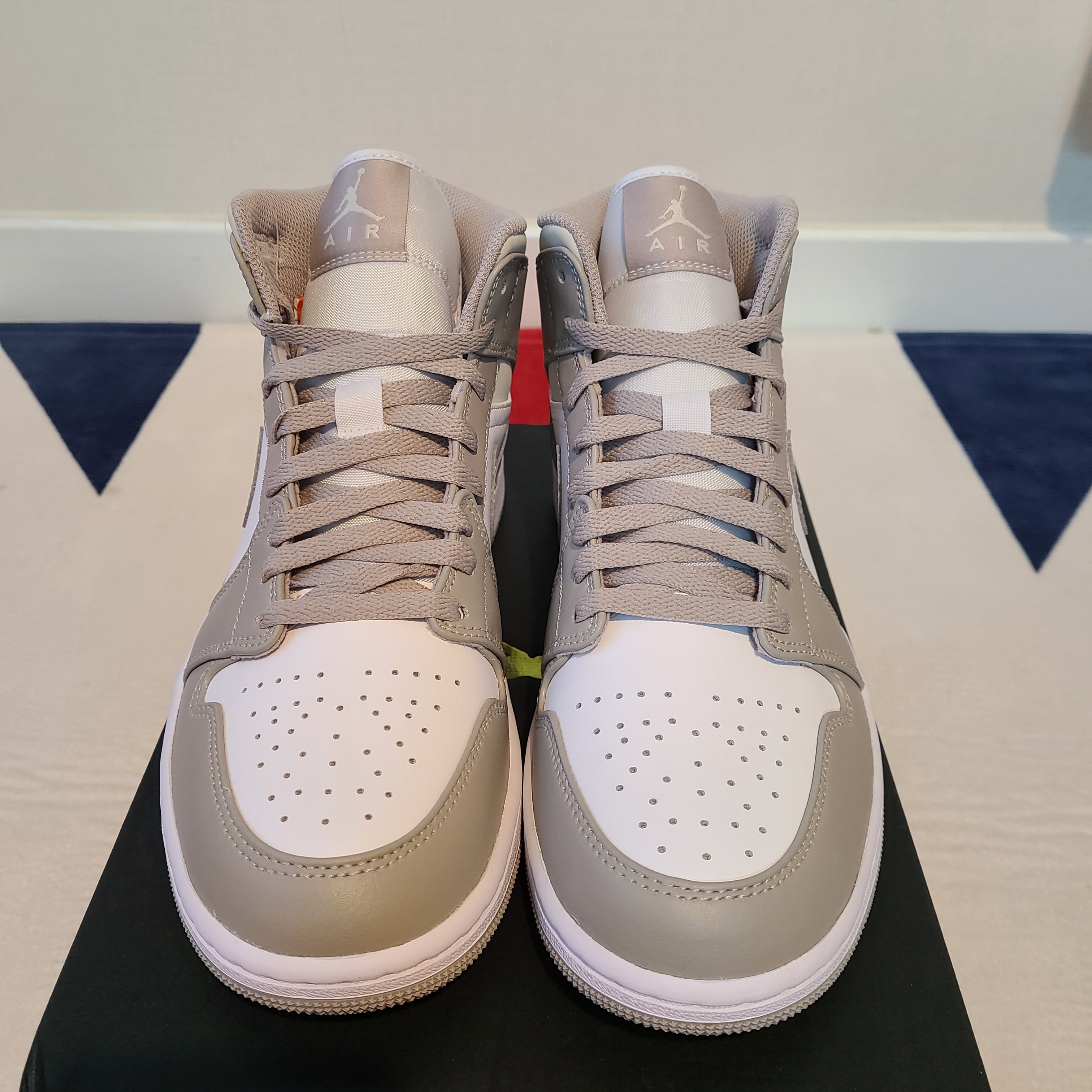 Jordan 1 Mid College Grey 착용 스타일 - 3