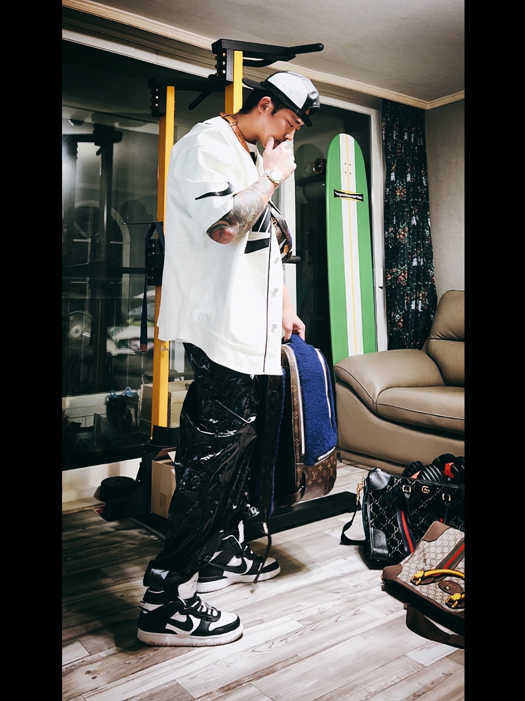 Supreme Bleed Logo S/S Top White - 20FW, Supreme x Nike Leather Baseball Jersey White - 19FW 착용 스타일 - 4
