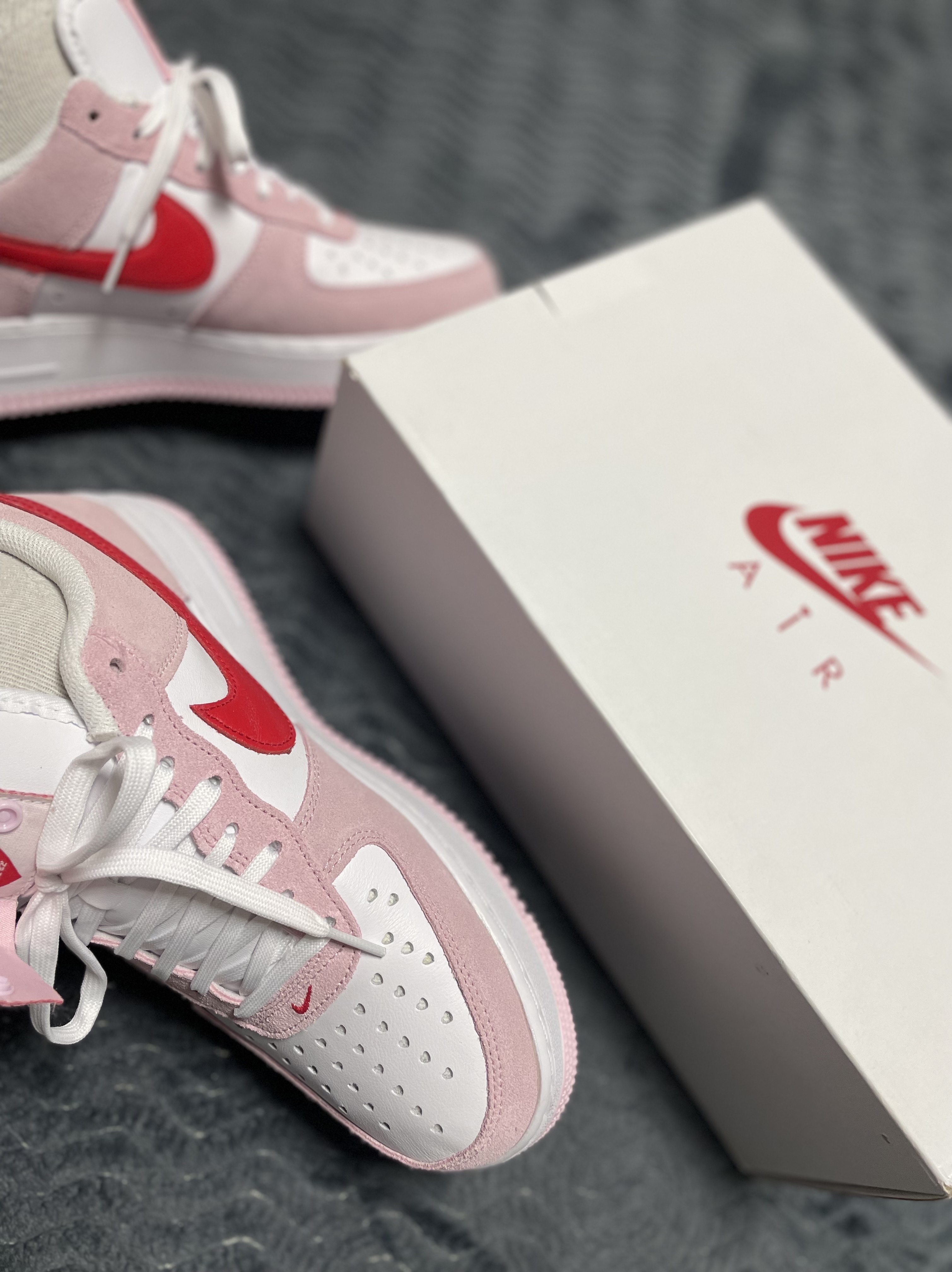 Nike Air Force 1 '07 QS Valentine's Day 착용 스타일