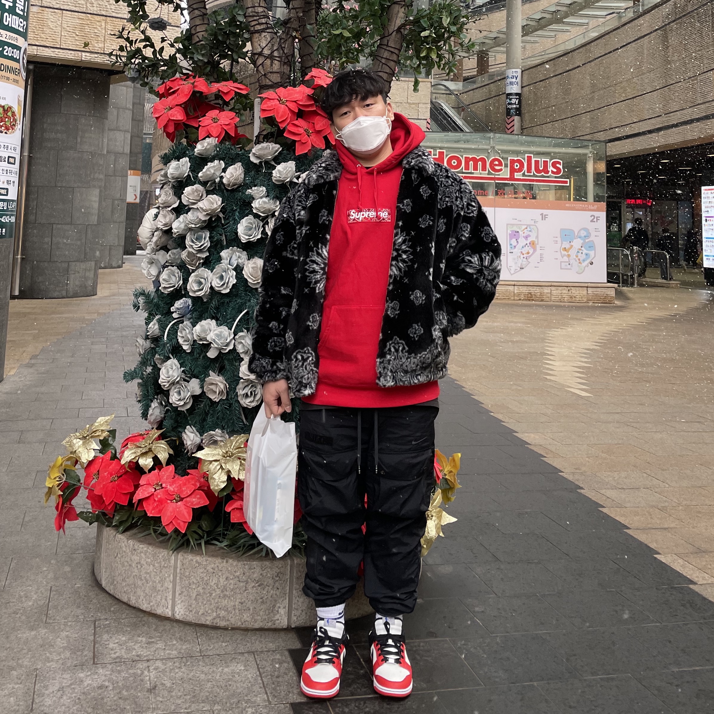 Supreme Bandana Faux Fur Bomber Jacket Black - 21SS, Supreme Bandana Box Logo Hooded Sweatshirt Red - 19FW 착용 스타일