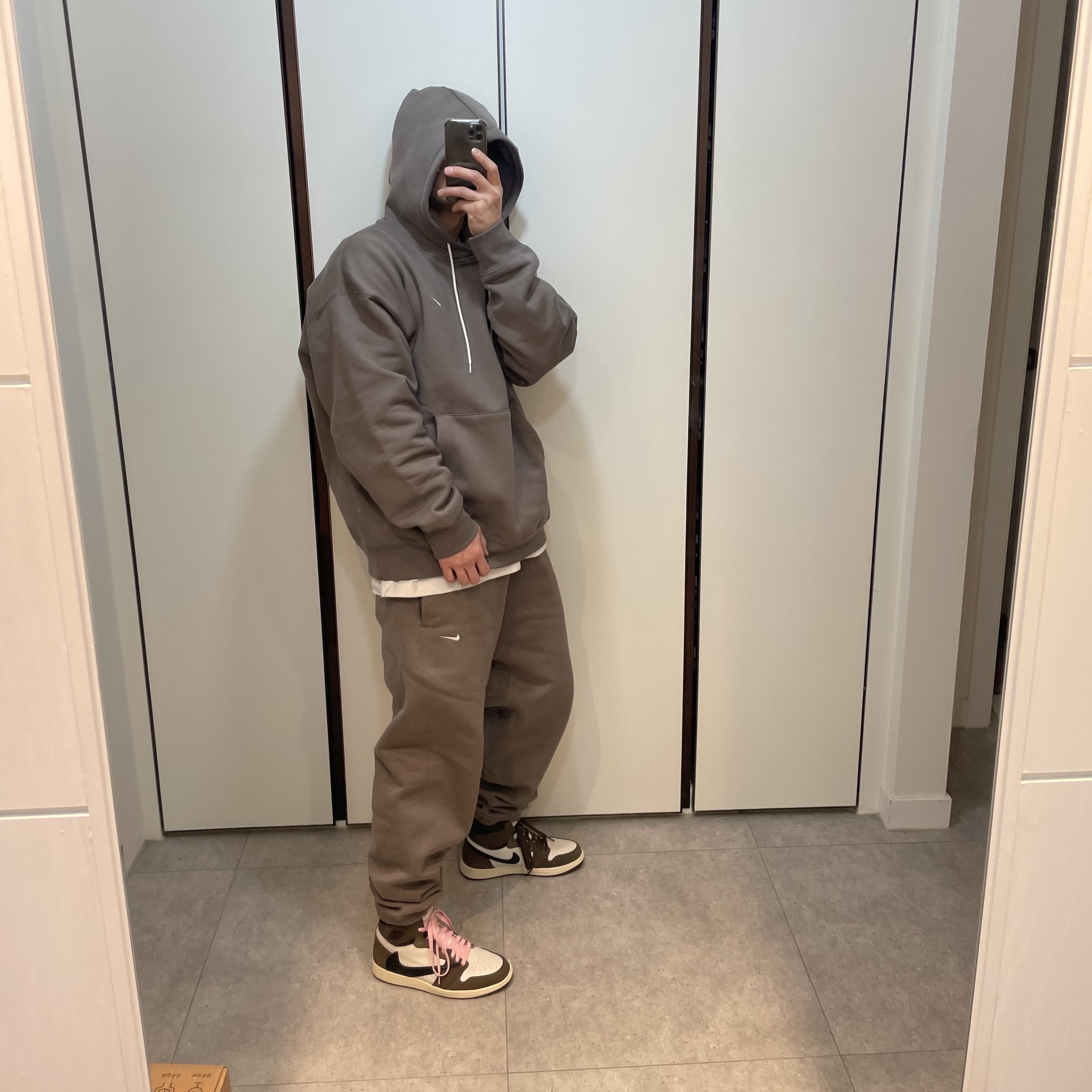 Jordan 1 x Travis Scott Retro High OG SP Mocha, Nike NRG Solo Swoosh Fleece Pants Olive Grey - US/EU 착용 스타일