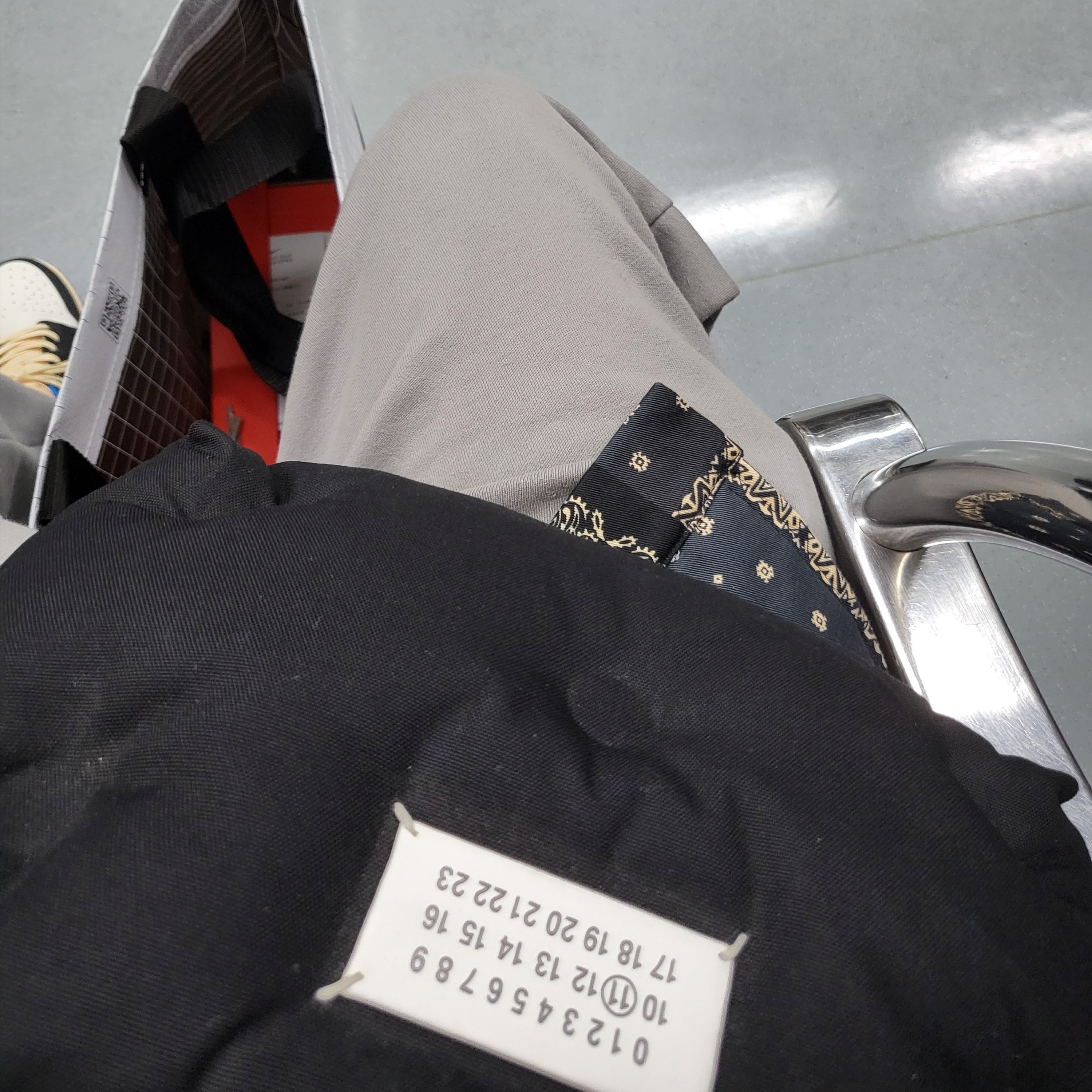 Jordan 1 x Travis Scott x Fragment Retro Low OG SP Military Blue, Nike x Fear of God Warm Up Pants Dust 착용 스타일 - 2