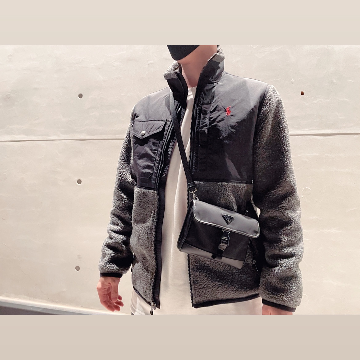 Prada Re-Nylon and Saffiano Leather Smartphone Case Black 착용 스타일 - 2