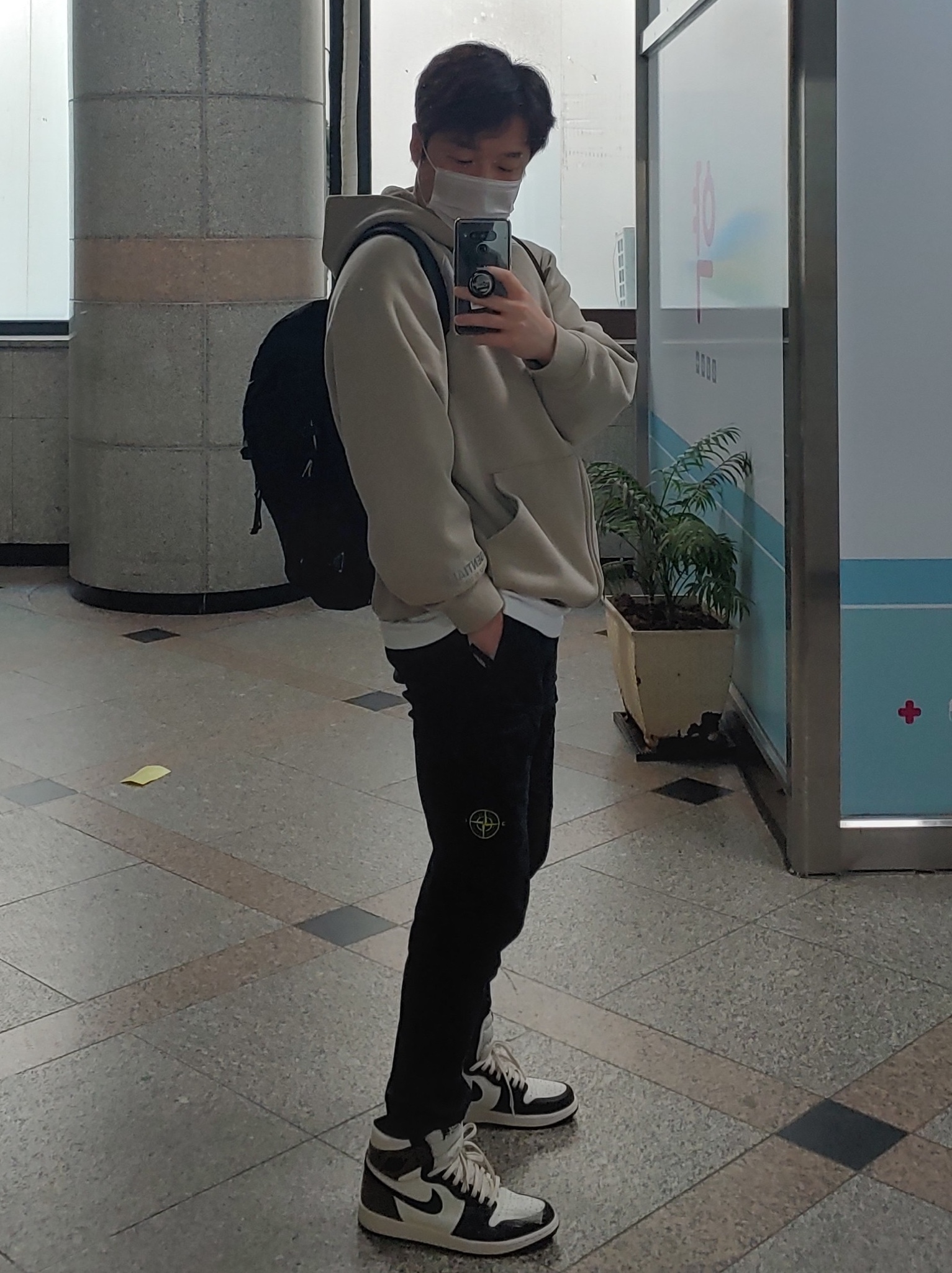 Prada Re-Nylon and Saffiano Leather Backpack Black, Jordan 1 Retro High OG Black Mocha 착용 스타일