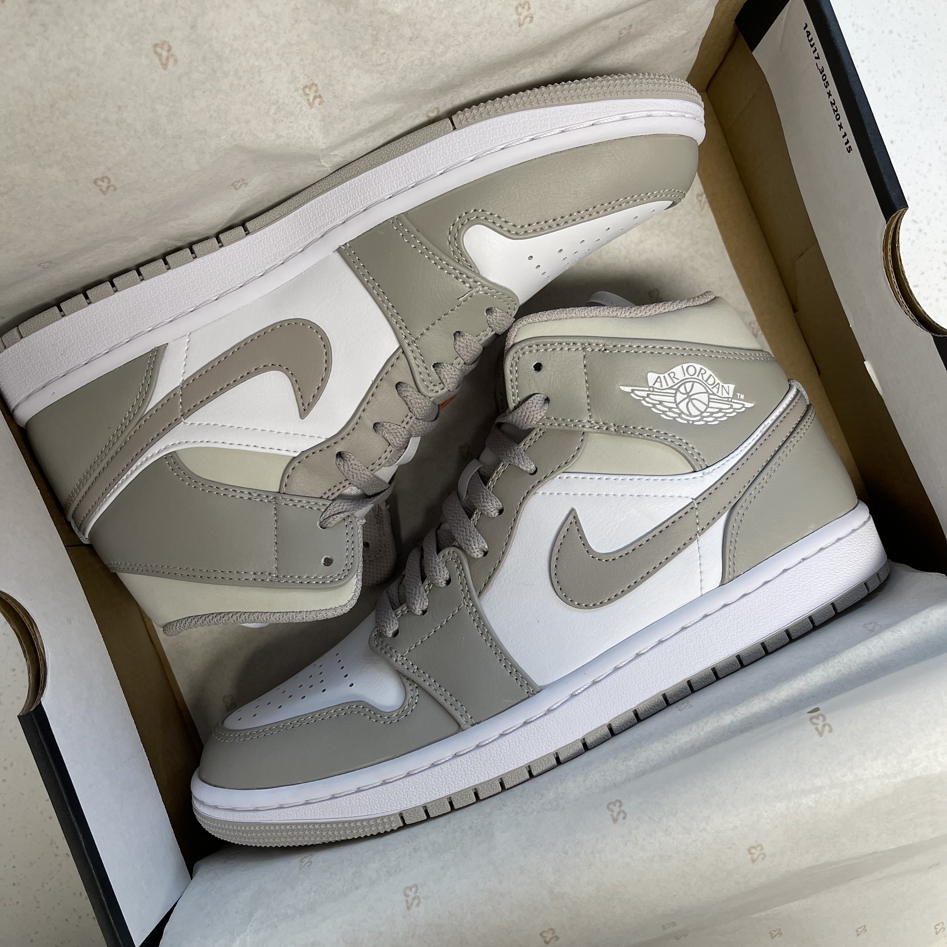 Jordan 1 Mid College Grey 착용 스타일