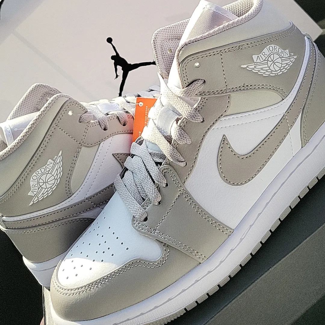 Jordan 1 Mid College Grey 착용 스타일