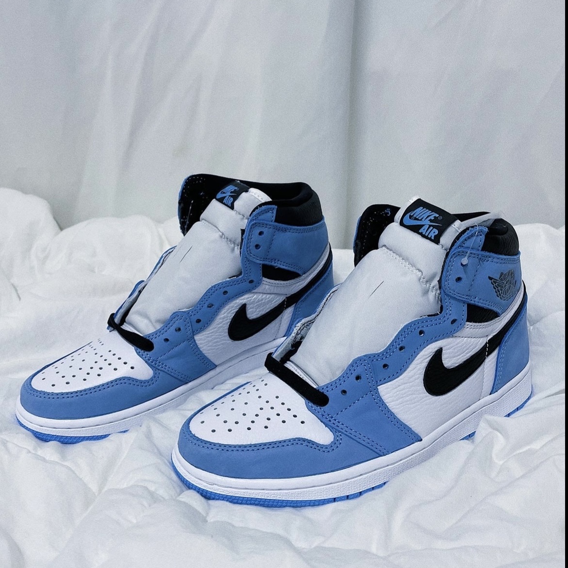 Jordan 1 Retro High OG University Blue 착용 스타일 - 1