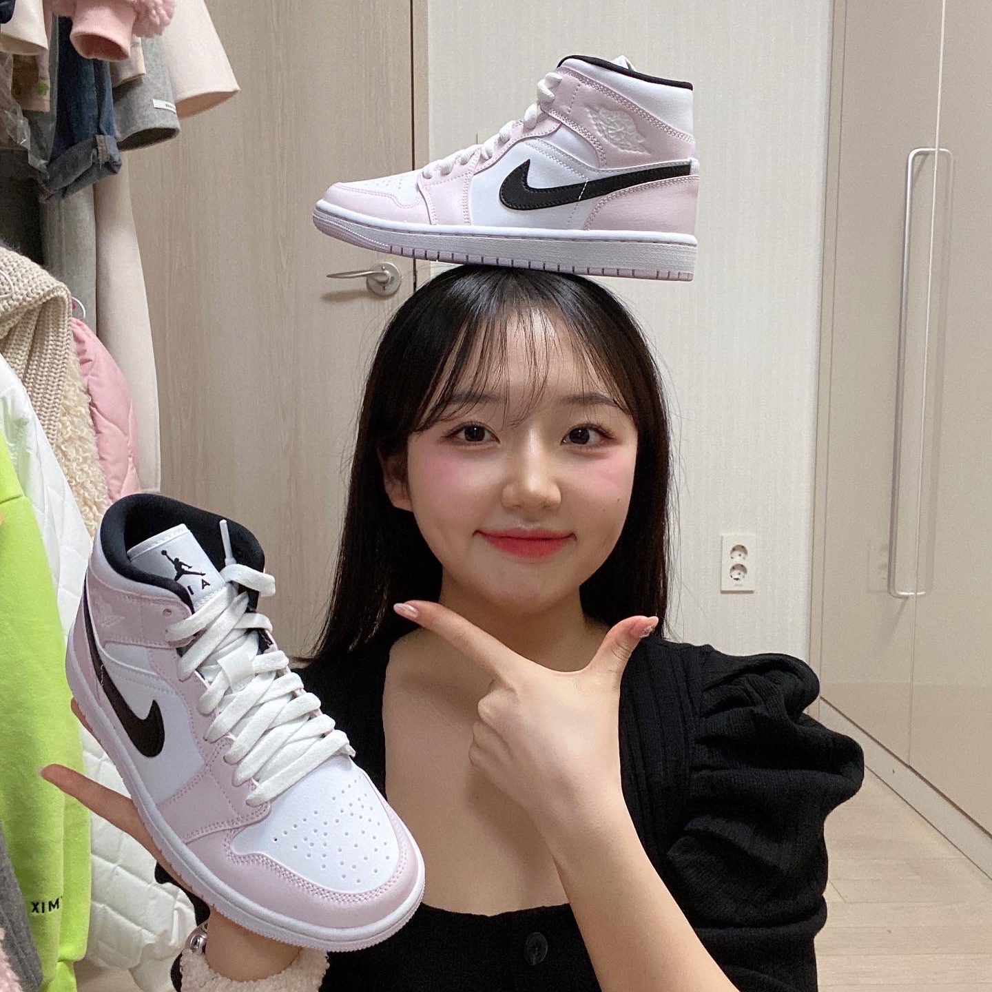 (W) Jordan 1 Mid Barely Rose 착용 스타일 - 1