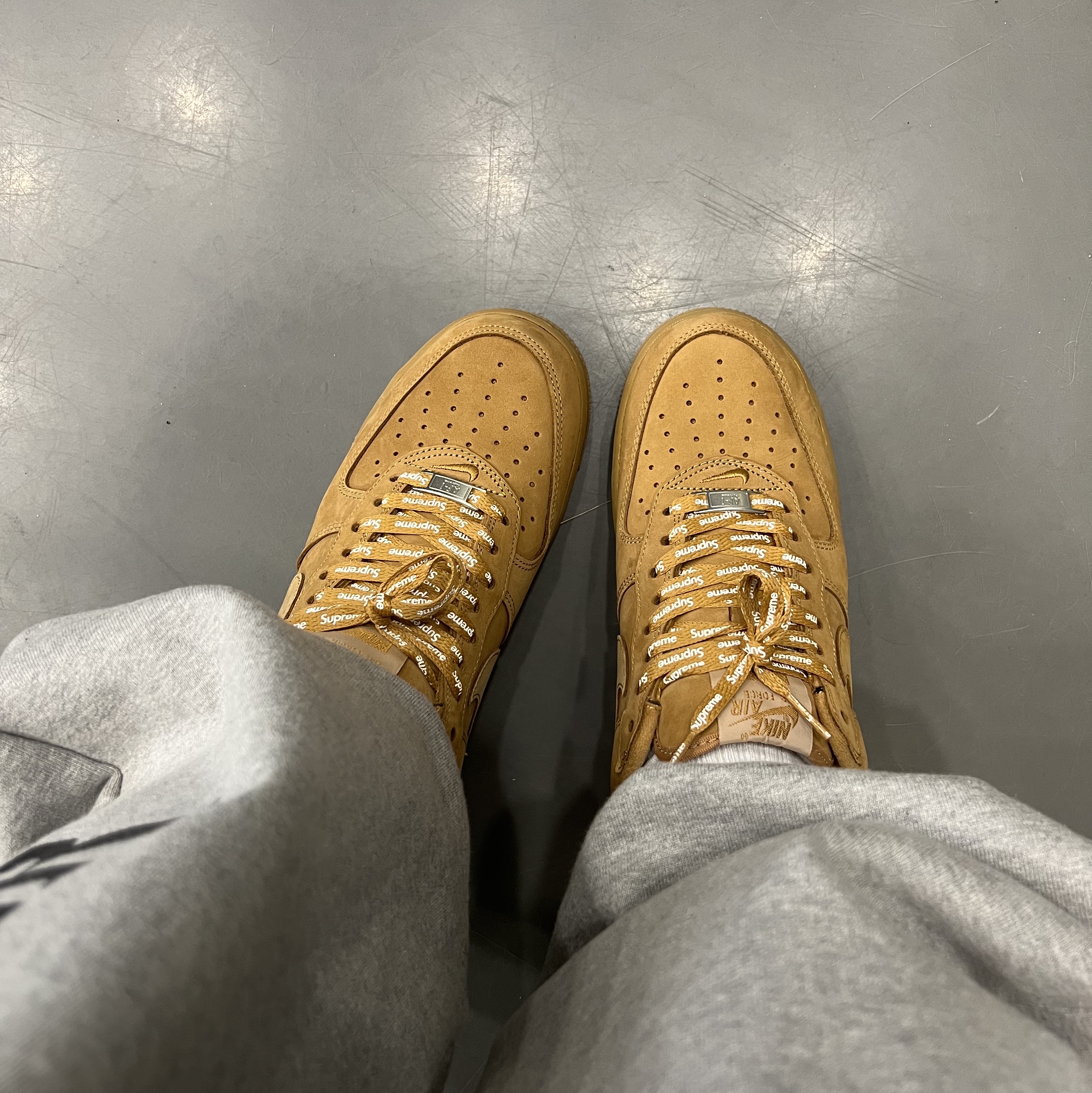 Nike x Supreme Air Force 1 Low Flax 착용 스타일