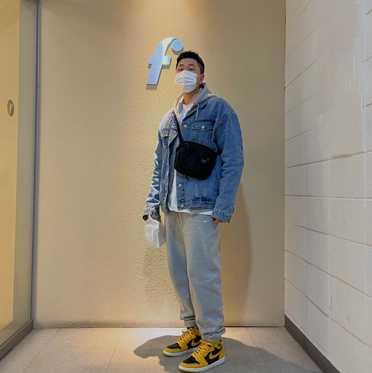 Jordan 1 Retro High OG Pollen, Nike NRG Solo Swoosh Fleece Pants Dark Grey Heather - US/EU 착용 스타일