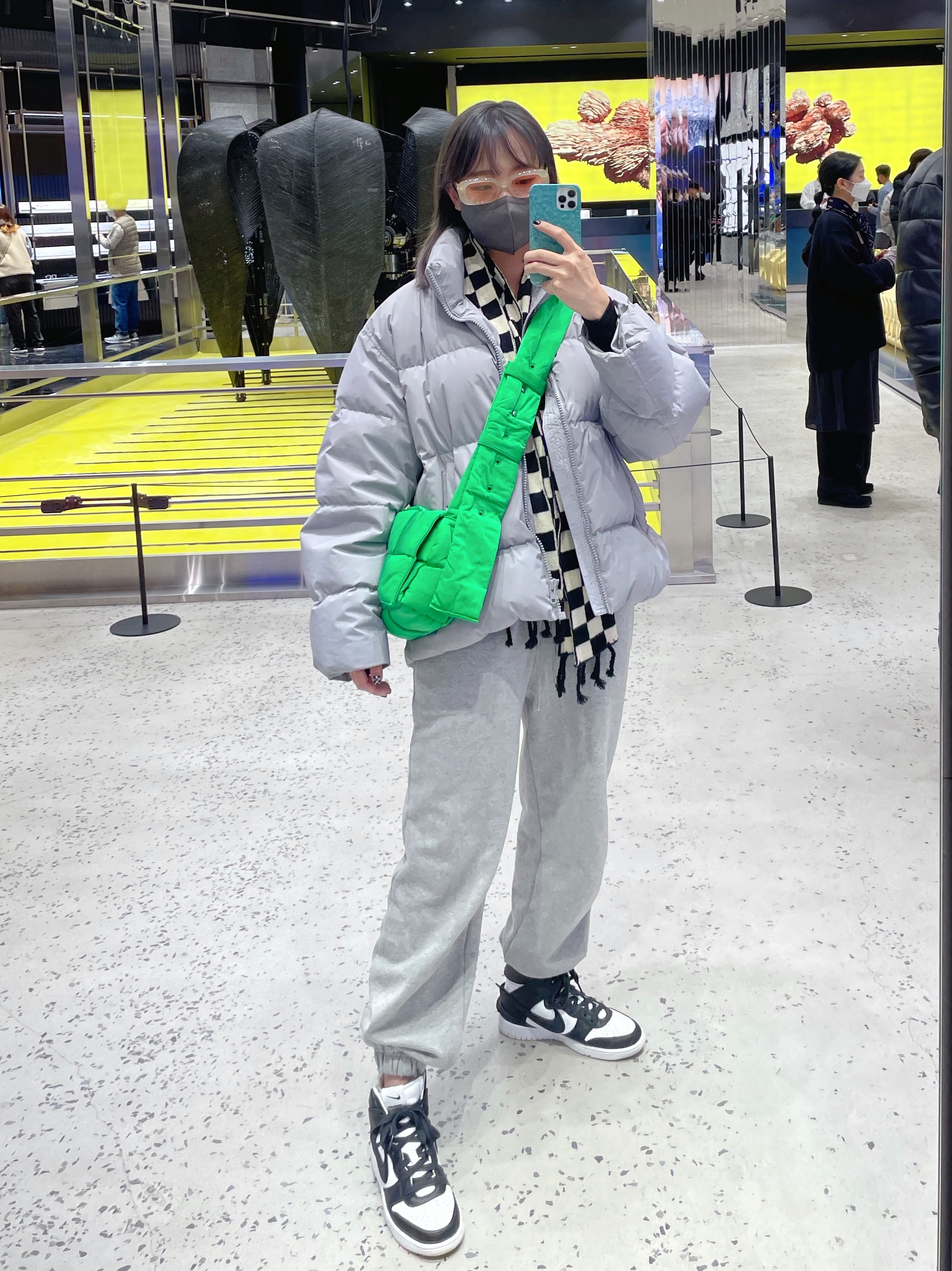 Bottega Veneta Padded Tech Cassette Parakeet, Nike x Ambush Dunk High Black 착용 스타일