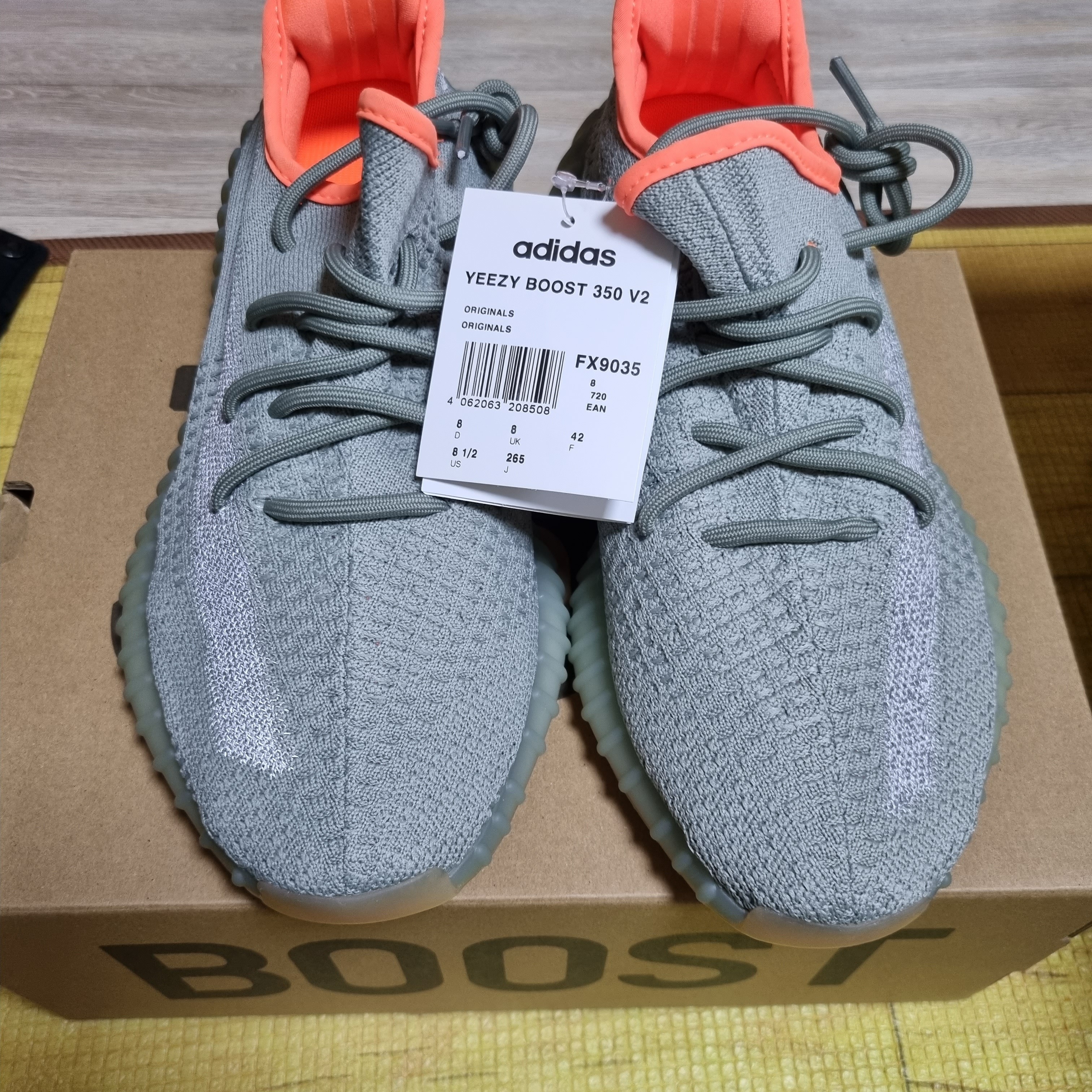 Adidas Yeezy Boost 350 V2 Desert Sage 착용 스타일