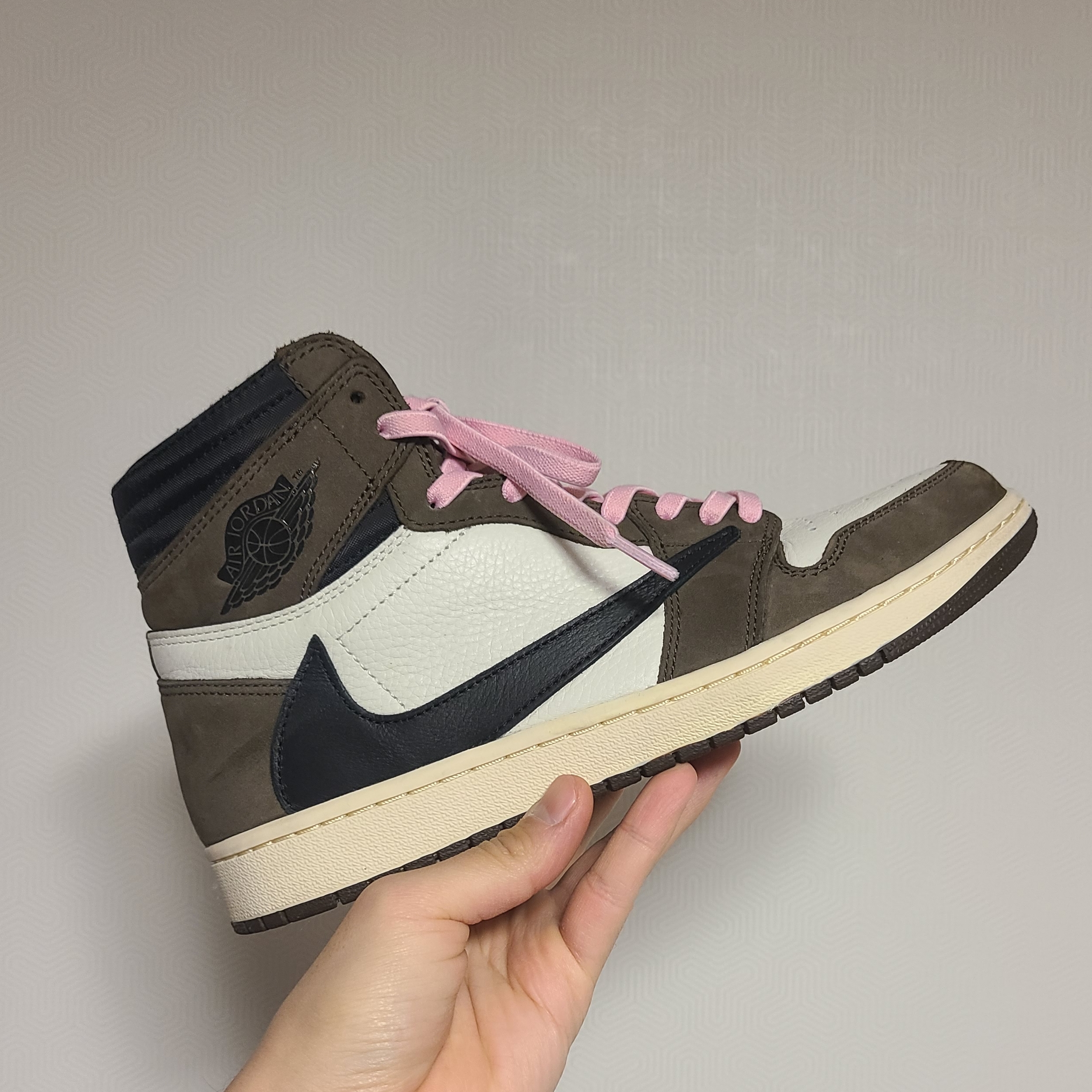 Jordan 1 x Union Retro High Black Toe, Jordan 1 x Travis Scott Retro High OG SP Mocha 착용 스타일 - 2