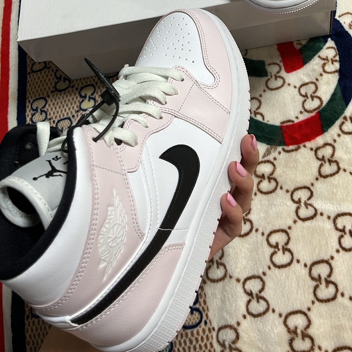 (W) Jordan 1 Mid Barely Rose 착용 스타일 - 2