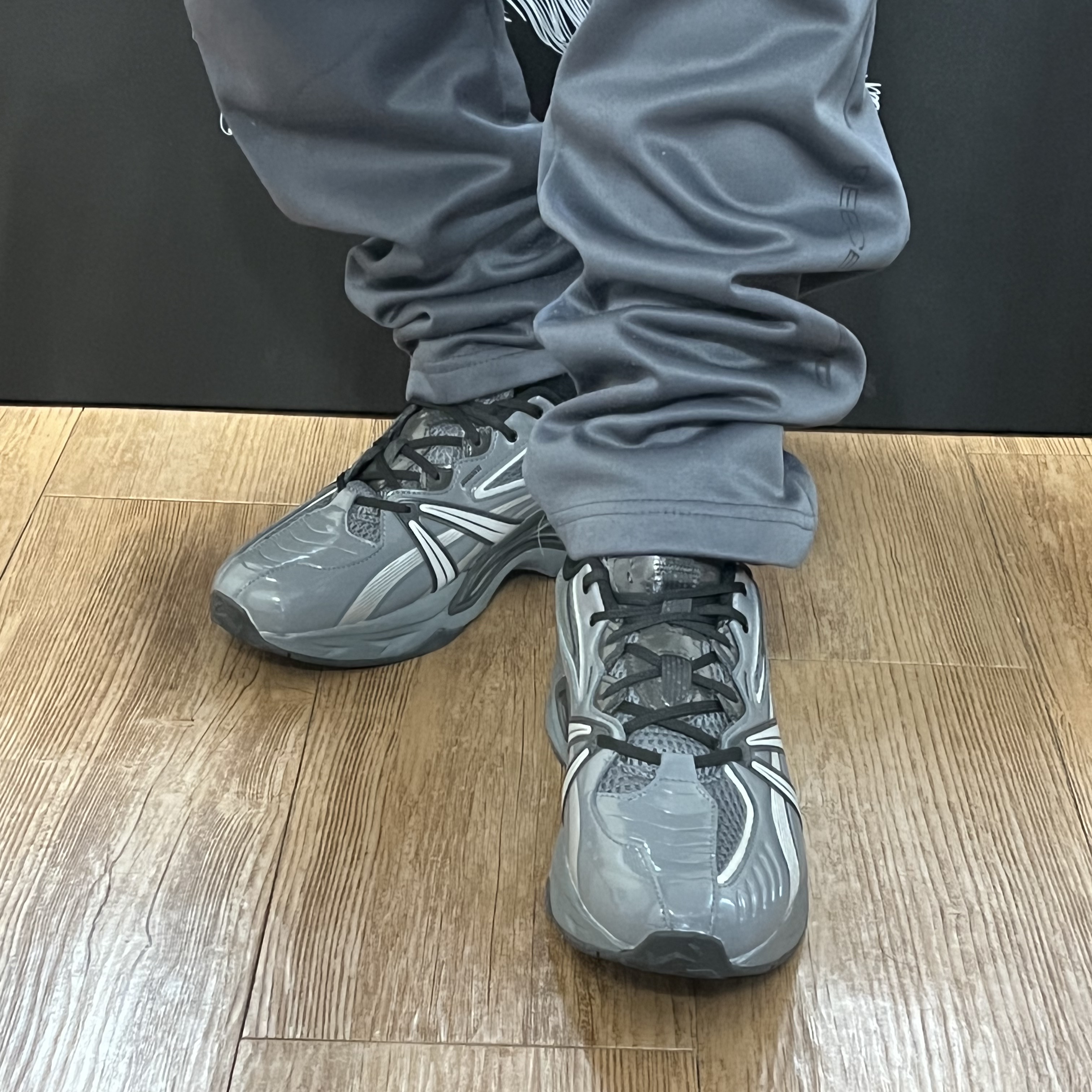 Asics HN2-S Protoblast Steel Grey 착용 스타일 - 2