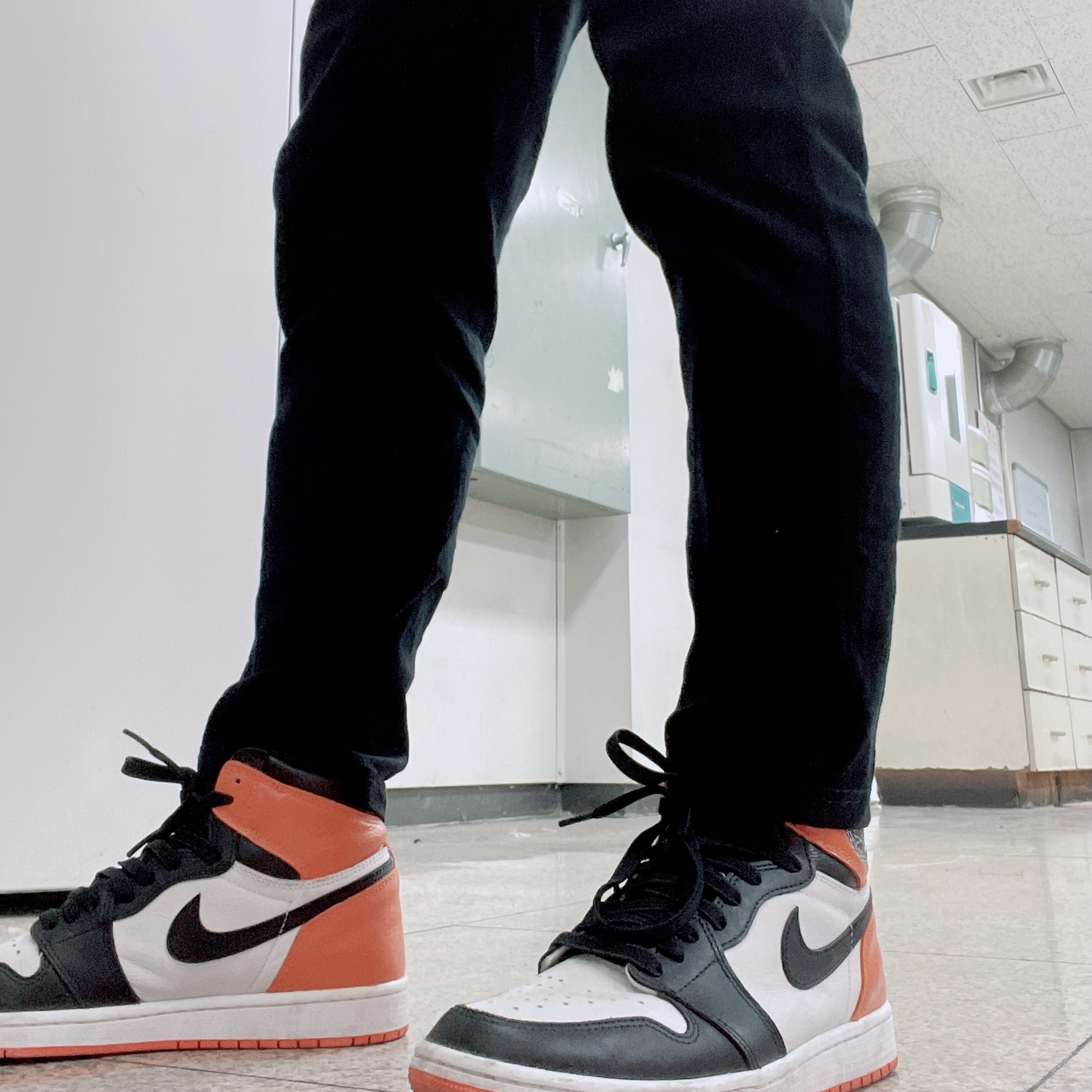 Jordan 1 Retro High OG Electro Orange 착용 스타일 - 2