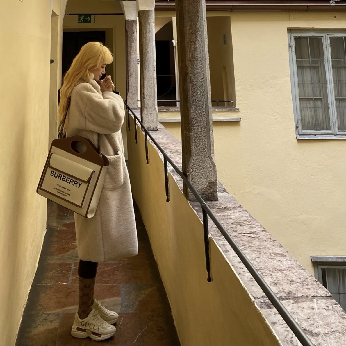Burberry Mini Two-Tone Canvas and Leather Pocket Bag Natural Malt Brown, (W) Gucci Rhyton Leather Sneakers Logo 착용 스타일 - 3
