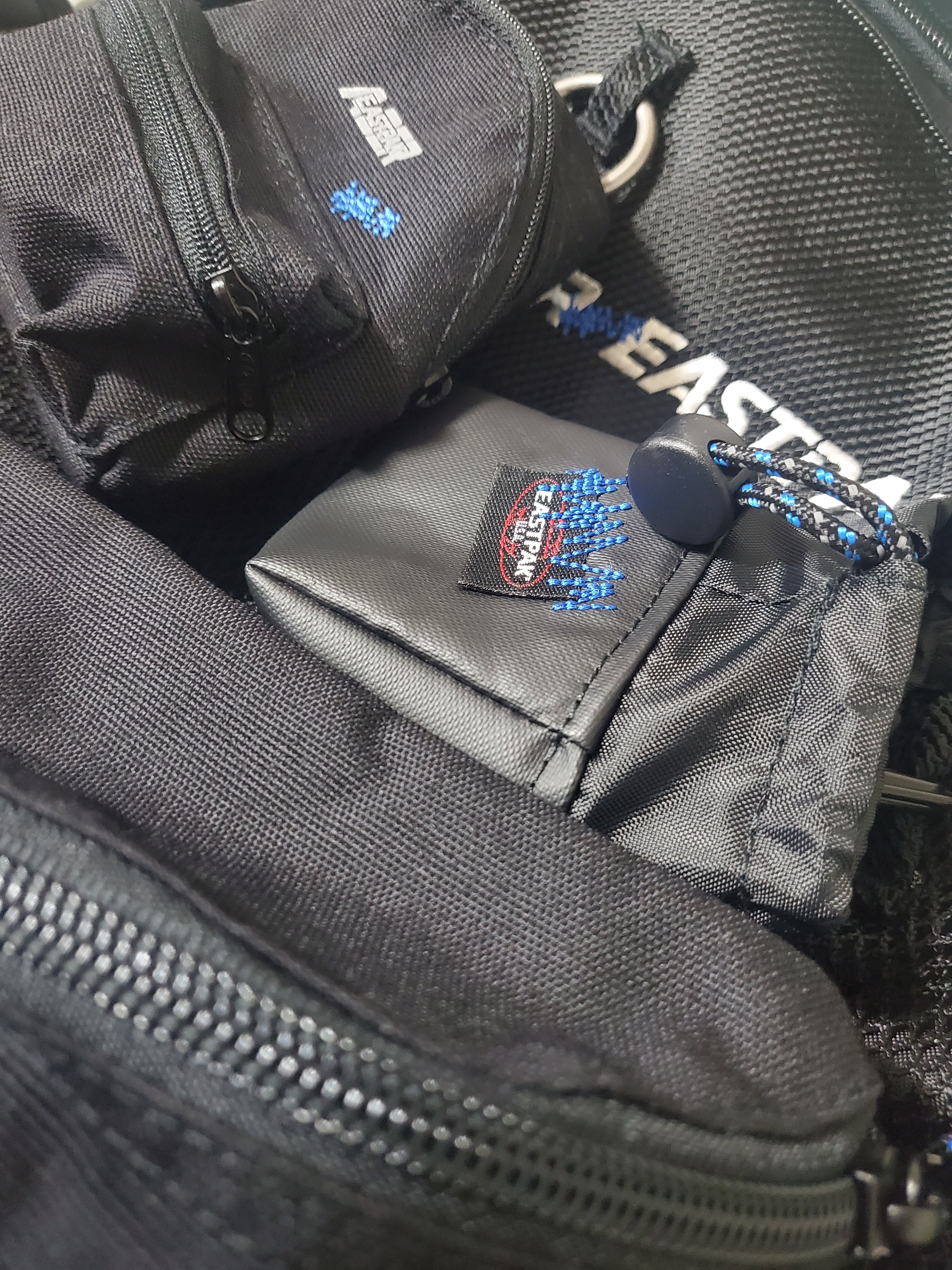 Ader Error x Eastpak Up-Down Sling Black 착용 스타일 - 3