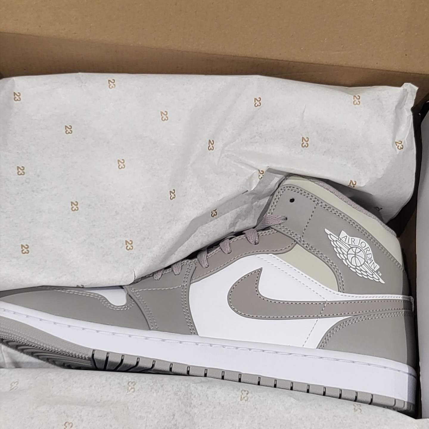 Jordan 1 Mid College Grey 착용 스타일