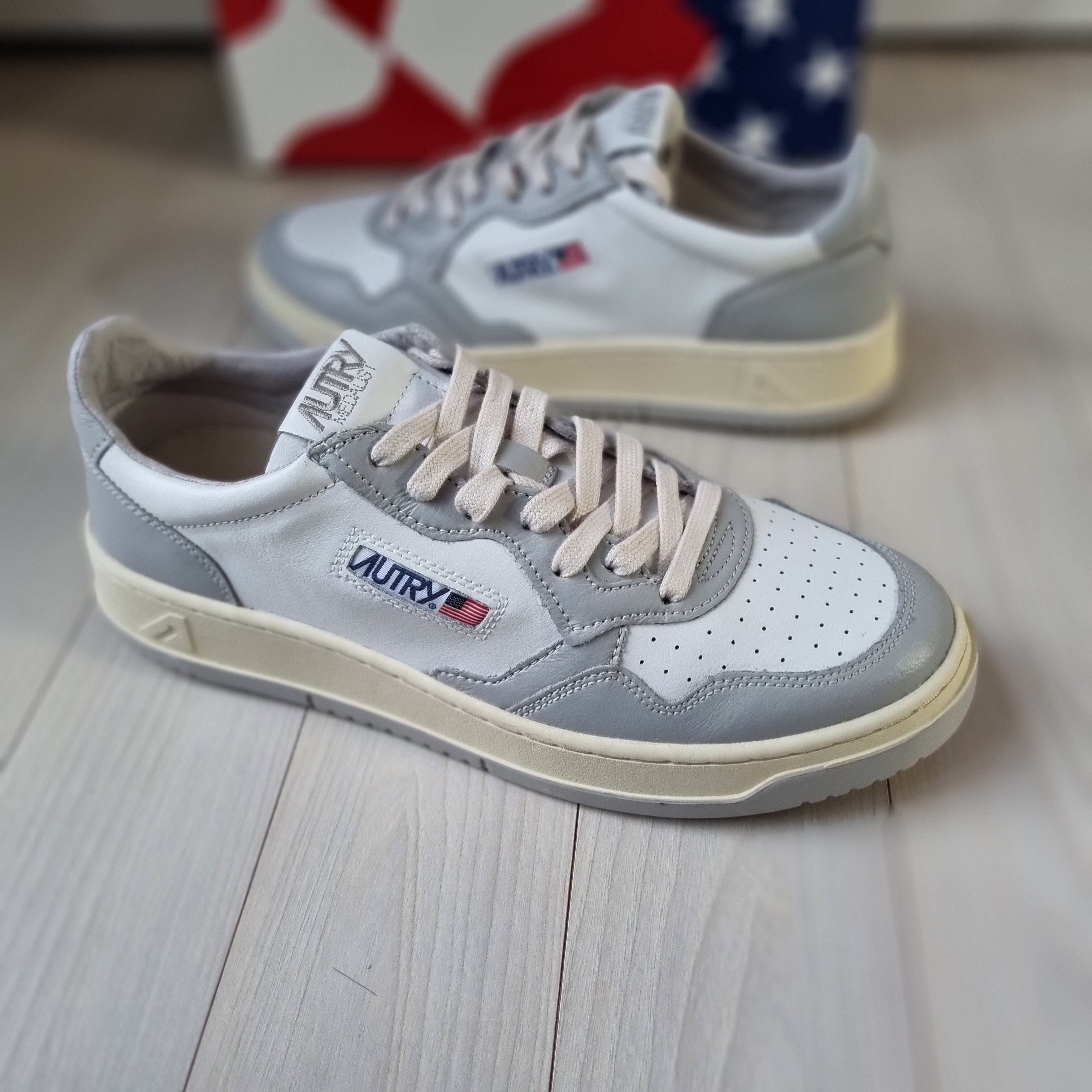 Autry Medalist Low Leather Sneakers Grey White 착용 스타일