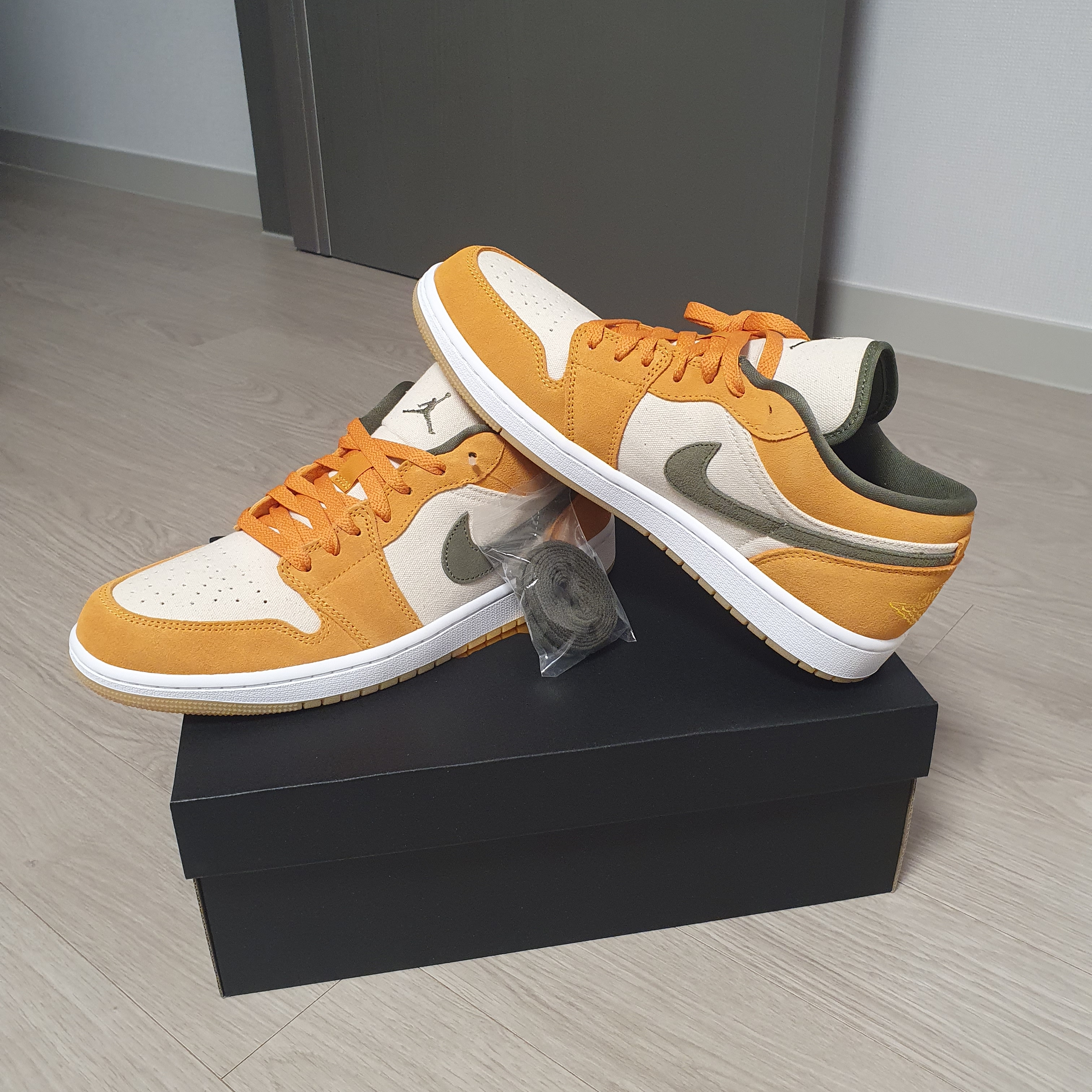 Jordan 1 Low SE Light Curry 착용 스타일 - 2