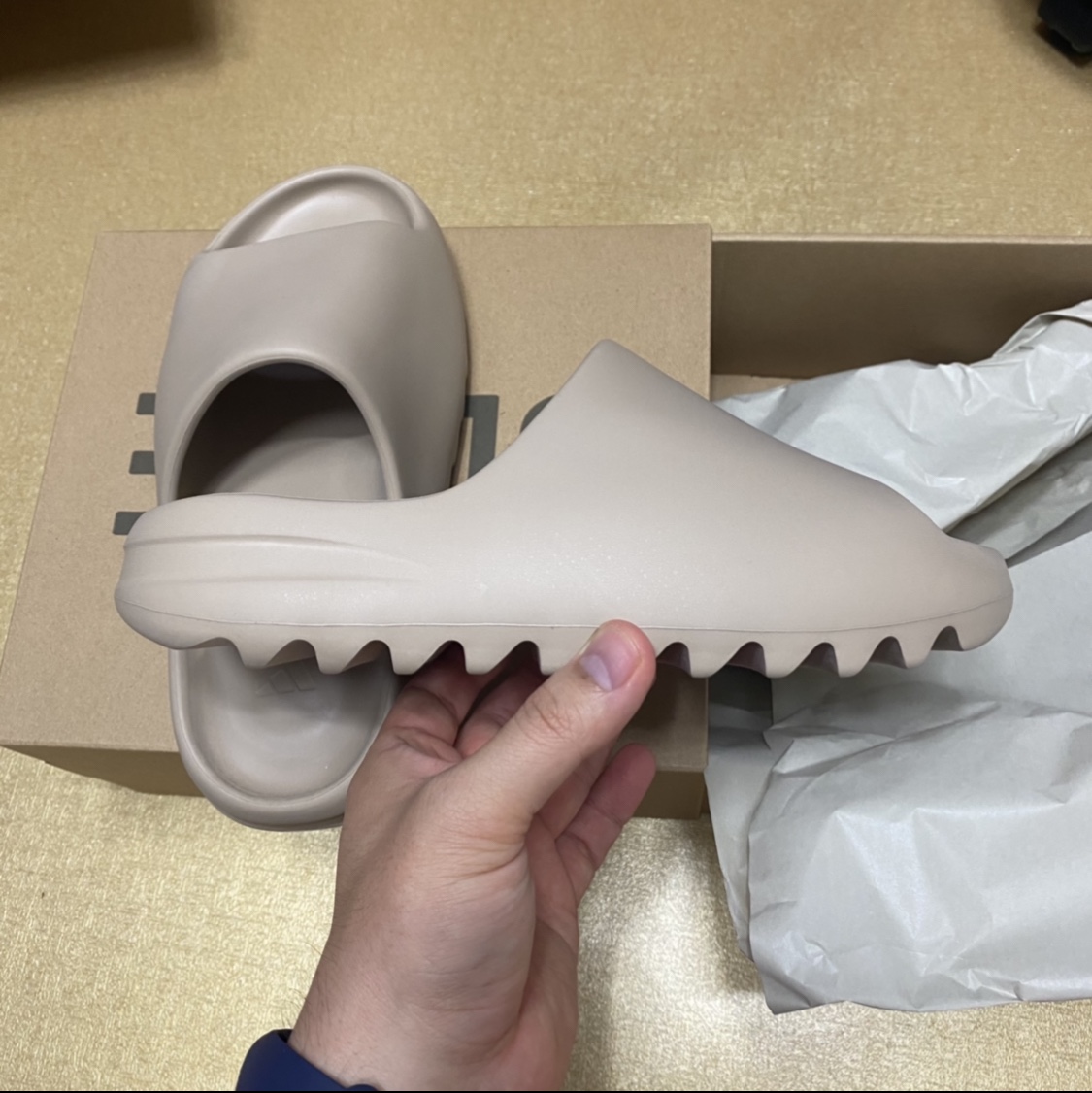 Adidas Yeezy Slide Pure 착용 스타일