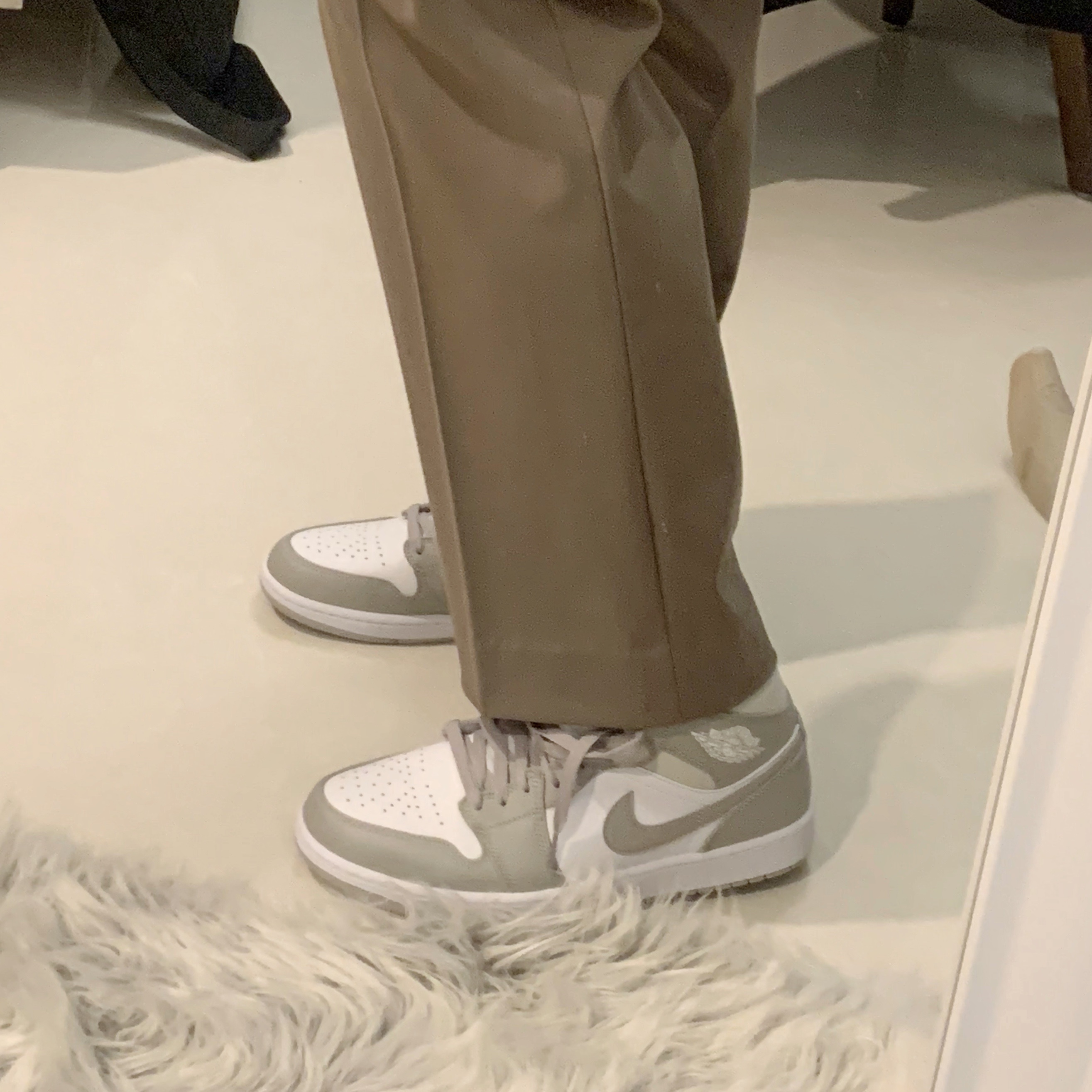 Jordan 1 Mid College Grey 착용 스타일 - 2