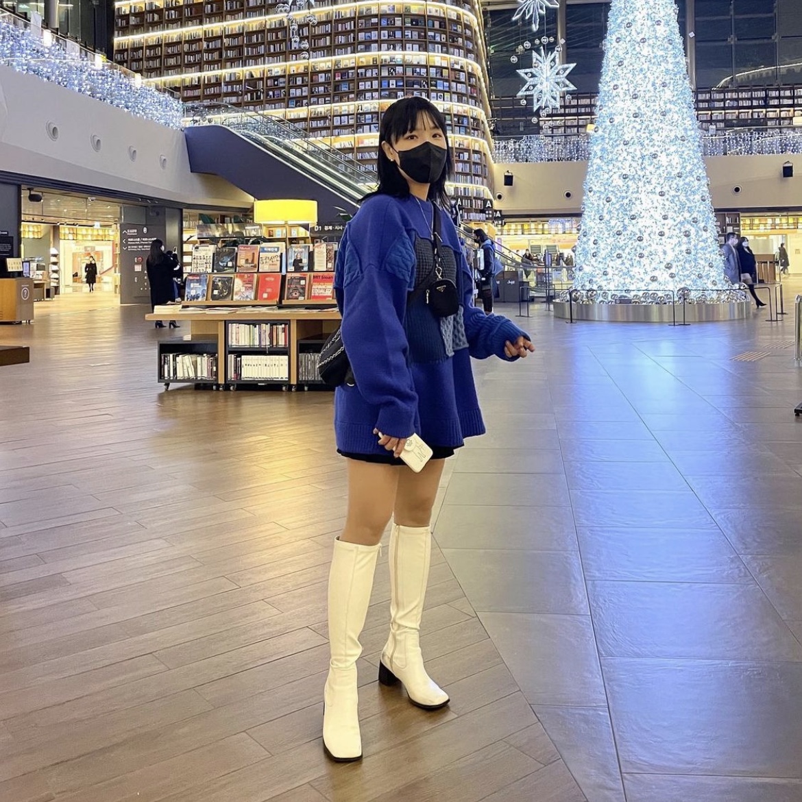 Prada Re-Edition 2005 Re-Nylon Shoulder Bag Black, Zara x Ader Error Patchwork Oversize Sweater Blue 착용 스타일 - 1
