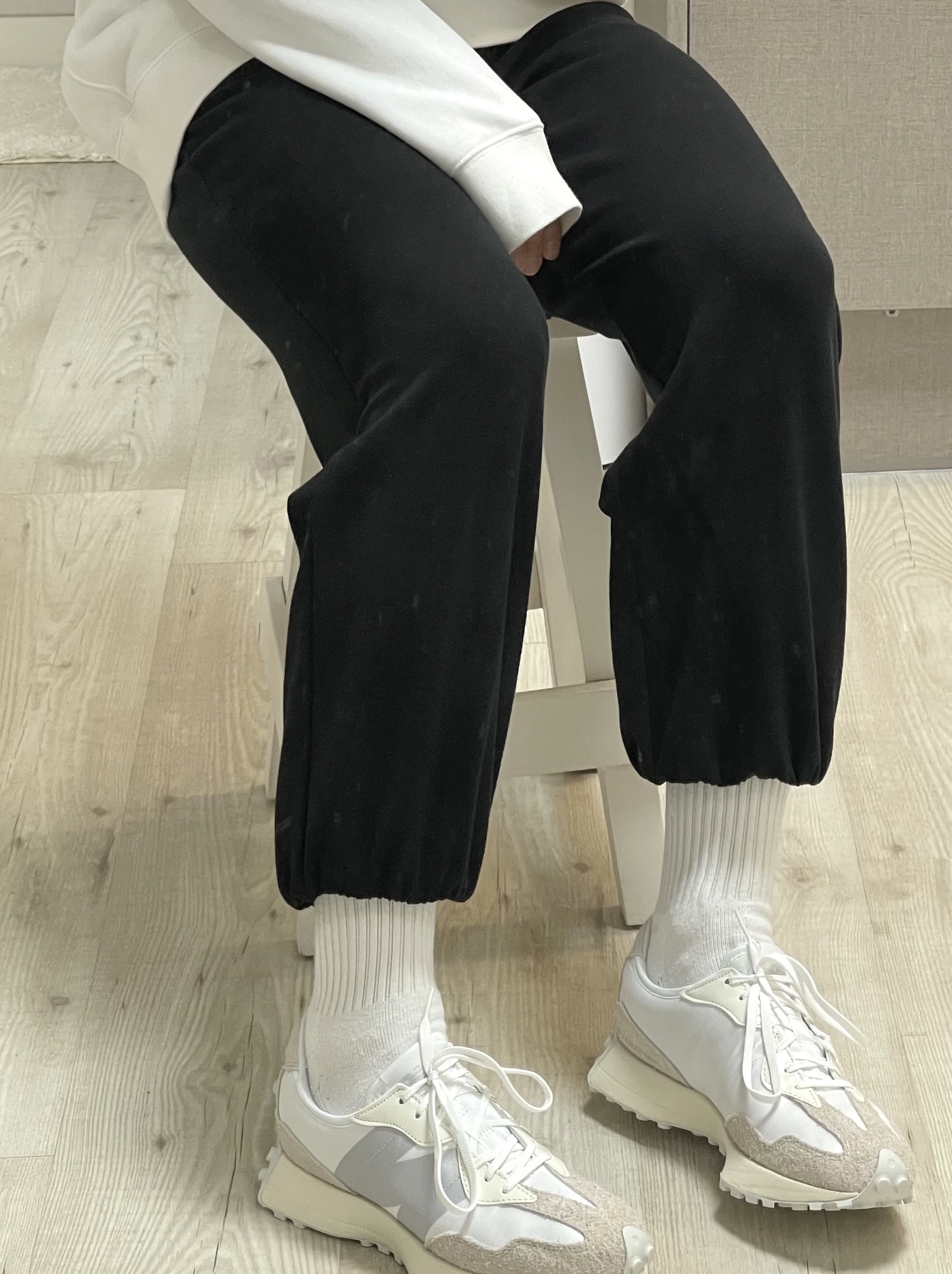 (W) New Balance 327 White Moonbeam 착용 스타일