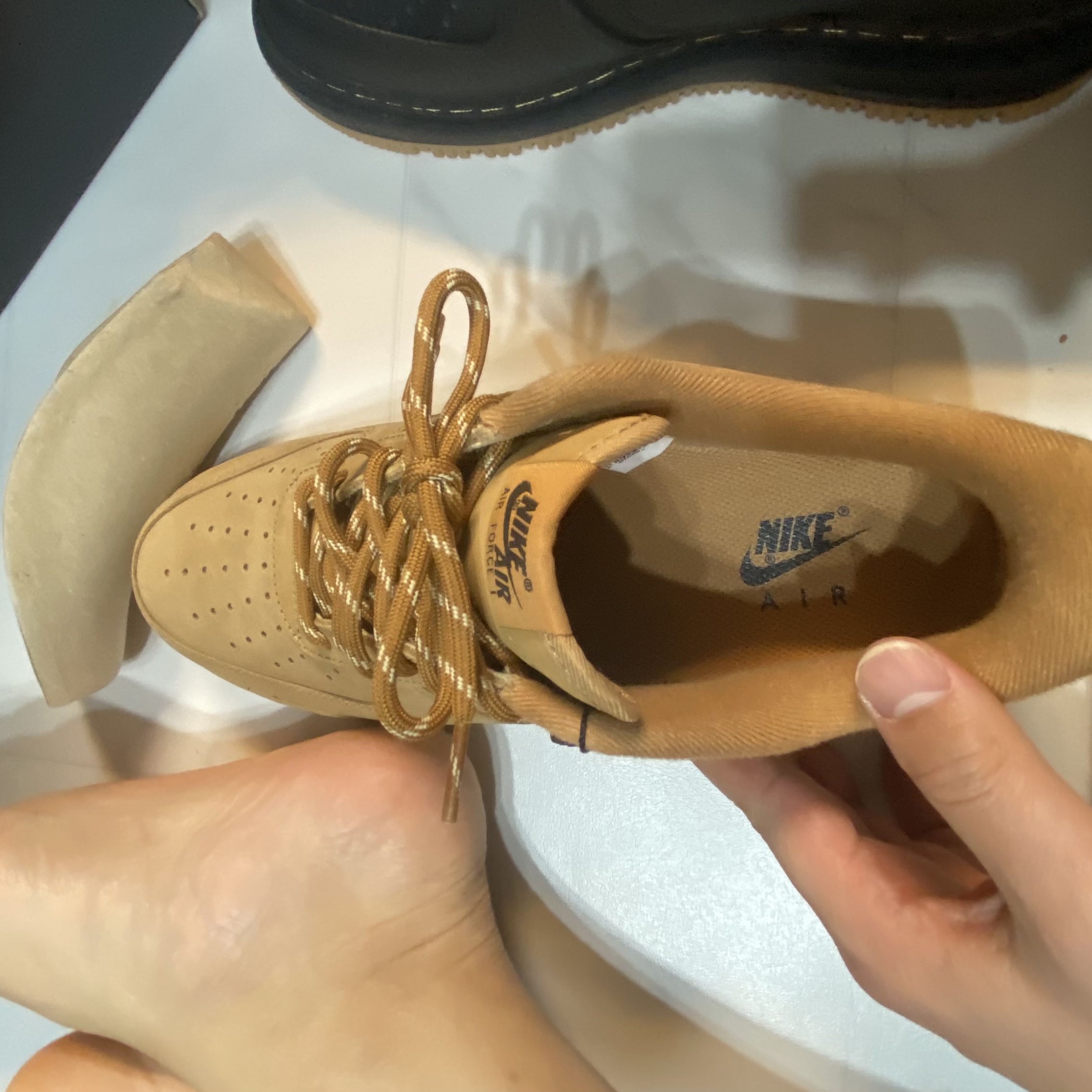 Nike Air Force 1 '07 WB Flax, Nike Air Force 1 Luxe Black 착용 스타일 - 3