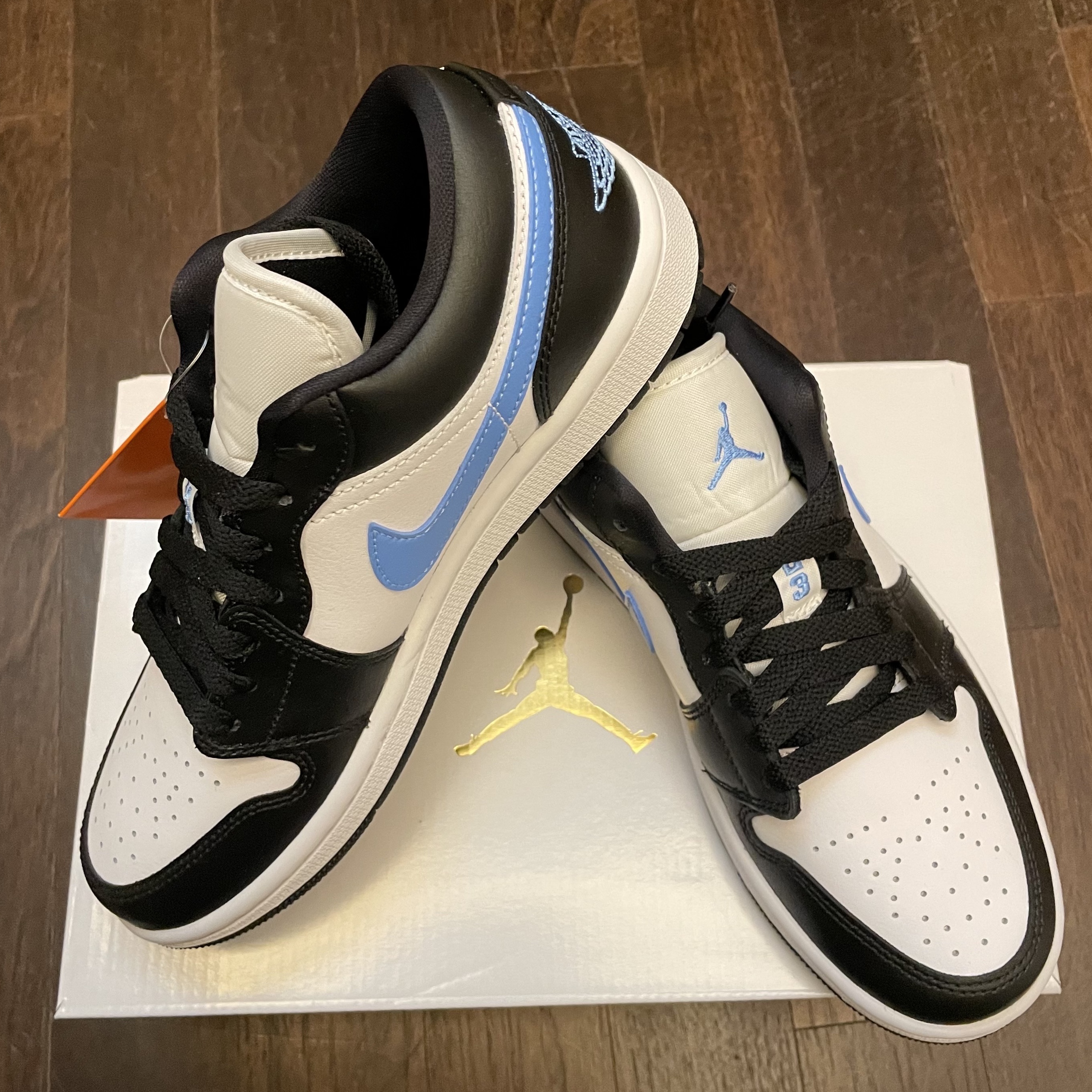 (W) Jordan 1 Low Black University Blue 착용 스타일 - 1
