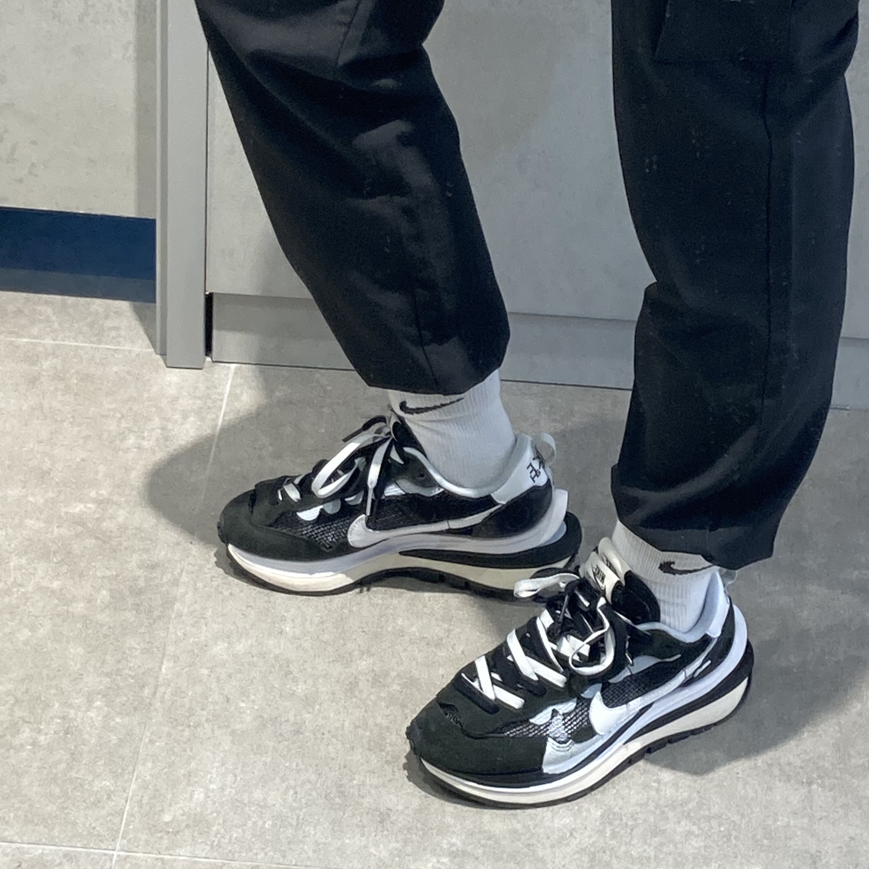 Nike x Sacai VaporWaffle Black White 착용 스타일 - 2
