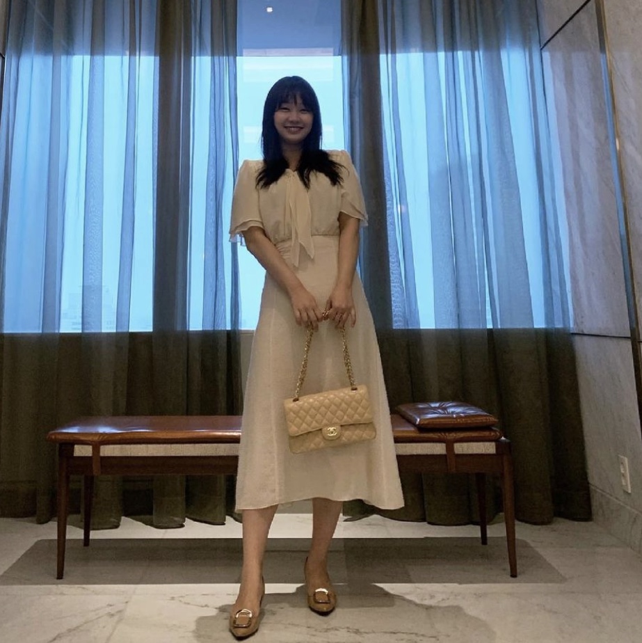 Chanel Medium Classic Handbag Grained Calfskin & Gold Beige 착용 스타일 - 2