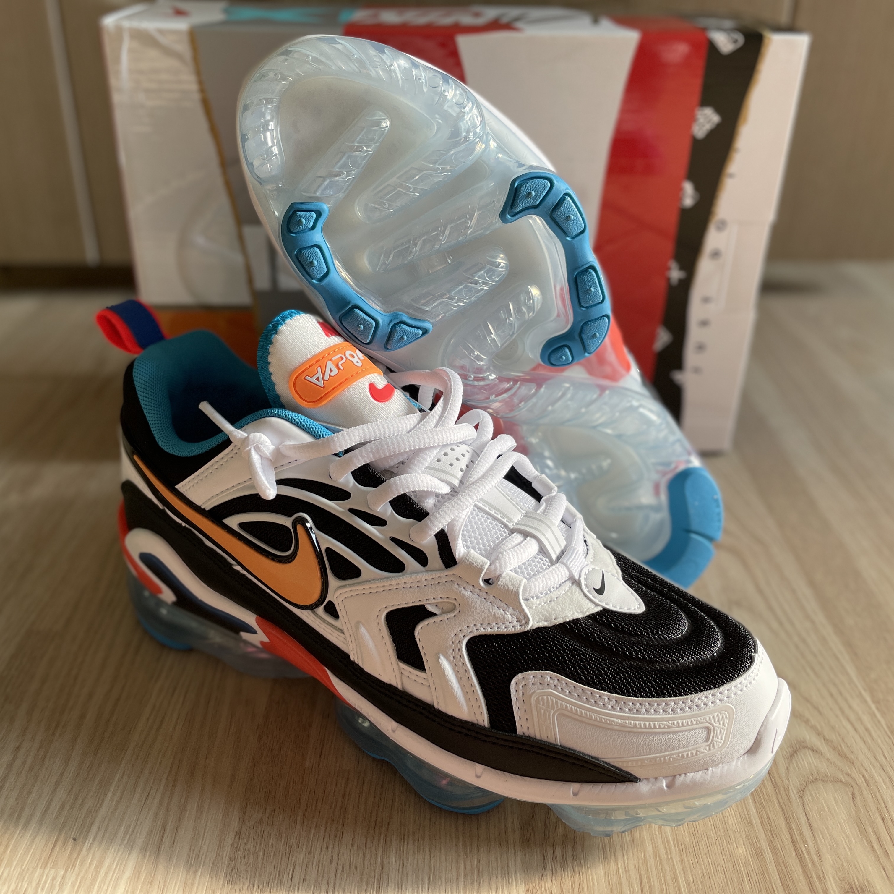 (W) Nike Air VaporMax EVO Black White Multicolor 착용 스타일 - 2