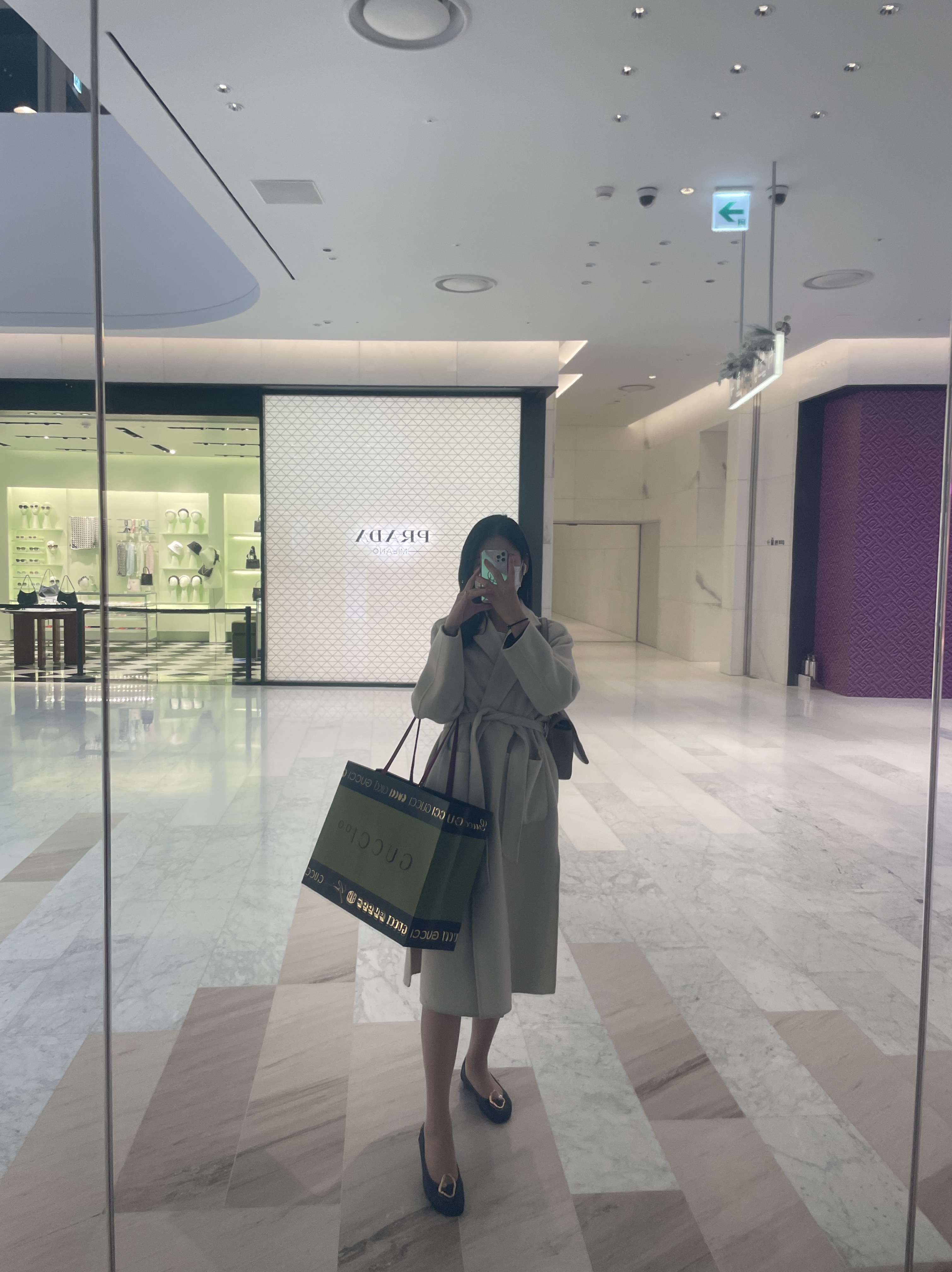 Gucci GG Marmont Matelasse Small Top Handle Bag Black, (W) Hermes Clic H Bracelet Gold & Blanc 착용 스타일 - 5