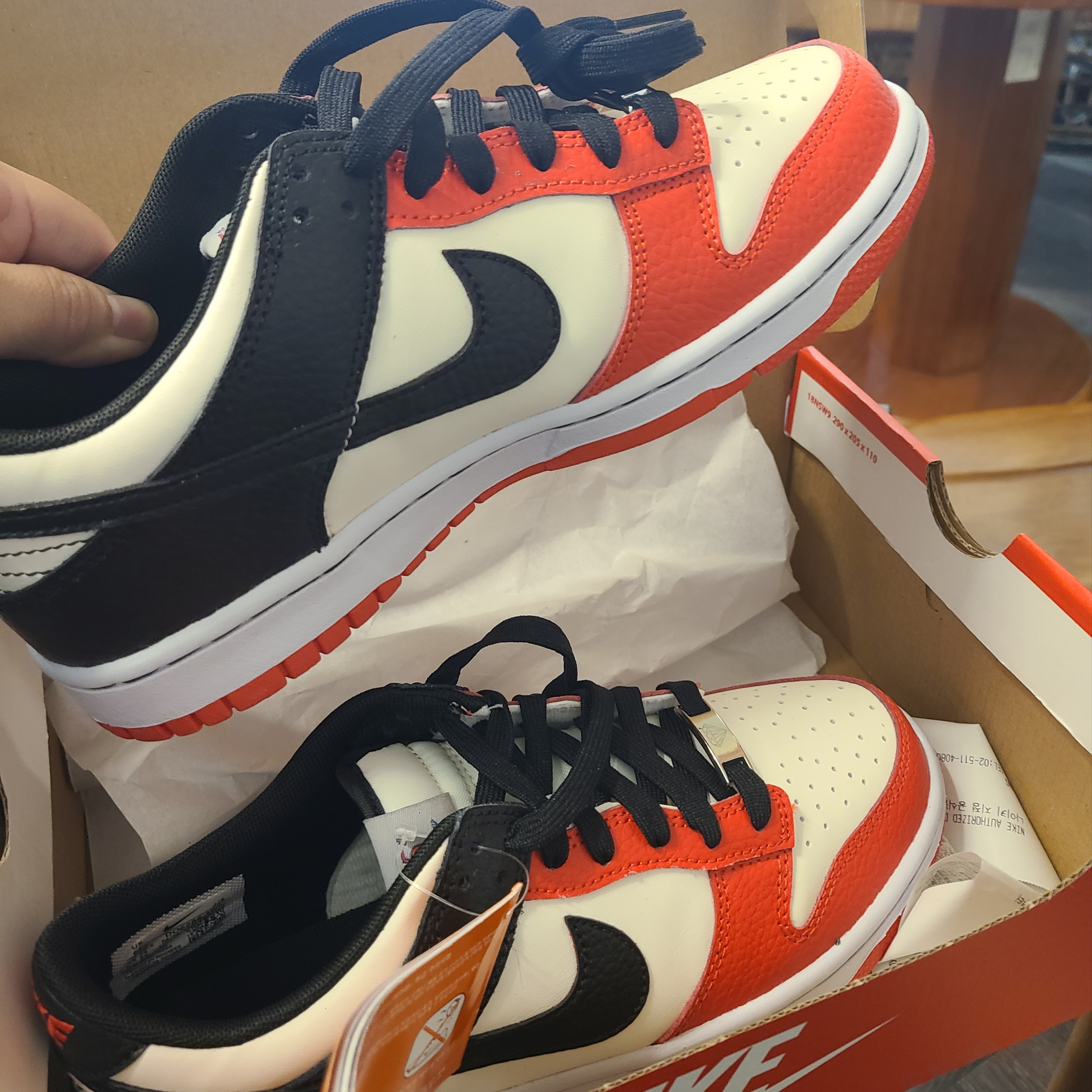 (GS) Nike x NBA Dunk Low Black and Chile Red 착용 스타일 - 2
