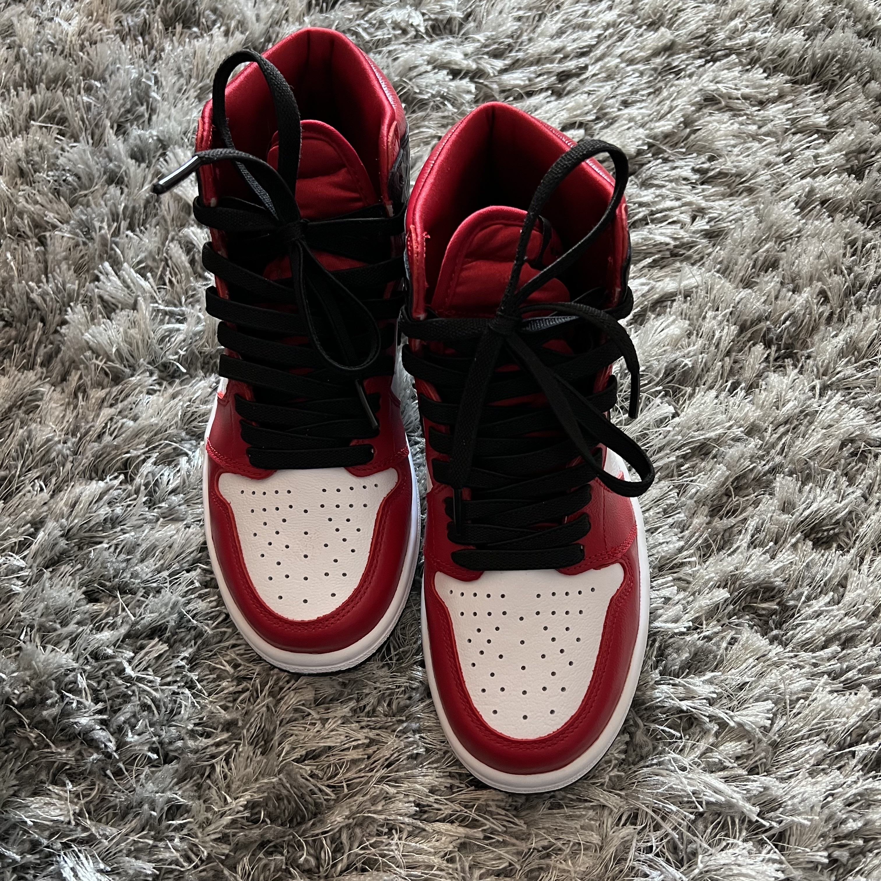 (W) Jordan 1 Retro High Satin Red 착용 스타일 - 2
